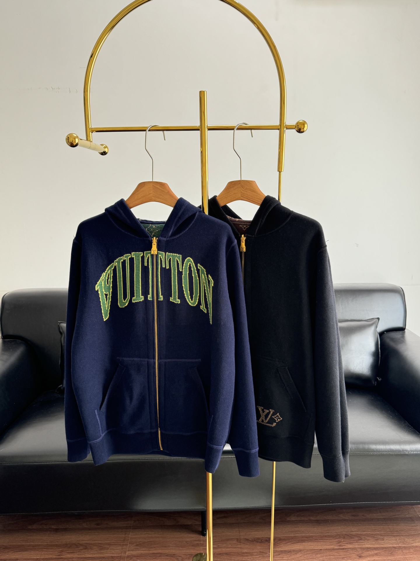 NO:658208,——Louis Vuitton autumn and winter hooded double-knit cardigan jacket. Available for both men and women on the official website. This double-sided hoodie is made of double-sided cotton and wool blended knit. It lights up the casual style with exquisite intarsia logo. The plain side expresses the word VUITTON. Flip to reveal the Monogram Heritage stripe pattern. It can be combined with the same style of trousers to create a comfortable and elegant style. Made of wool and cotton and other blended knitted fabrics. Thick and warm. Inspired by American college championship flags.  Combining classic Monogram and Ivy League style elements, full of casual vitality, full of retro college feel, double-sided design, easy to switch styles, zipper closure, hooded pocket, practical and fashionable, suitable for autumn and winter campus style or daily casual, size S-XL, blue, black, Louis Vuitton, jackets & coats, hats, alexander wang19860909——Louis Vuitton 秋冬连帽双面针织开衫外套 官网在售男女皆可 本款双面连帽衫取材双面棉毛混纺针织 以精巧嵌花标识点亮闲适格调 素净一面抒写 VUITTON 字样 翻转即现 Monogram Heritage 条纹图案 可与同款长裤共筑舒雅风范 采用羊毛棉等混纺针织面料 厚实保暖 灵感来自美国高校锦标旗 融合经典Monogram与藤校风元素 休闲活力满分 复古学院感十足计 双面穿设计 轻松切换风格 拉链开合 连帽口袋 实用又时髦 秋冬校园风或日常休闲都很适合 码数S-XL 蓝色 黑色,,louis vuitton,jackets & coats,hats,alexander wang,Women's clothing