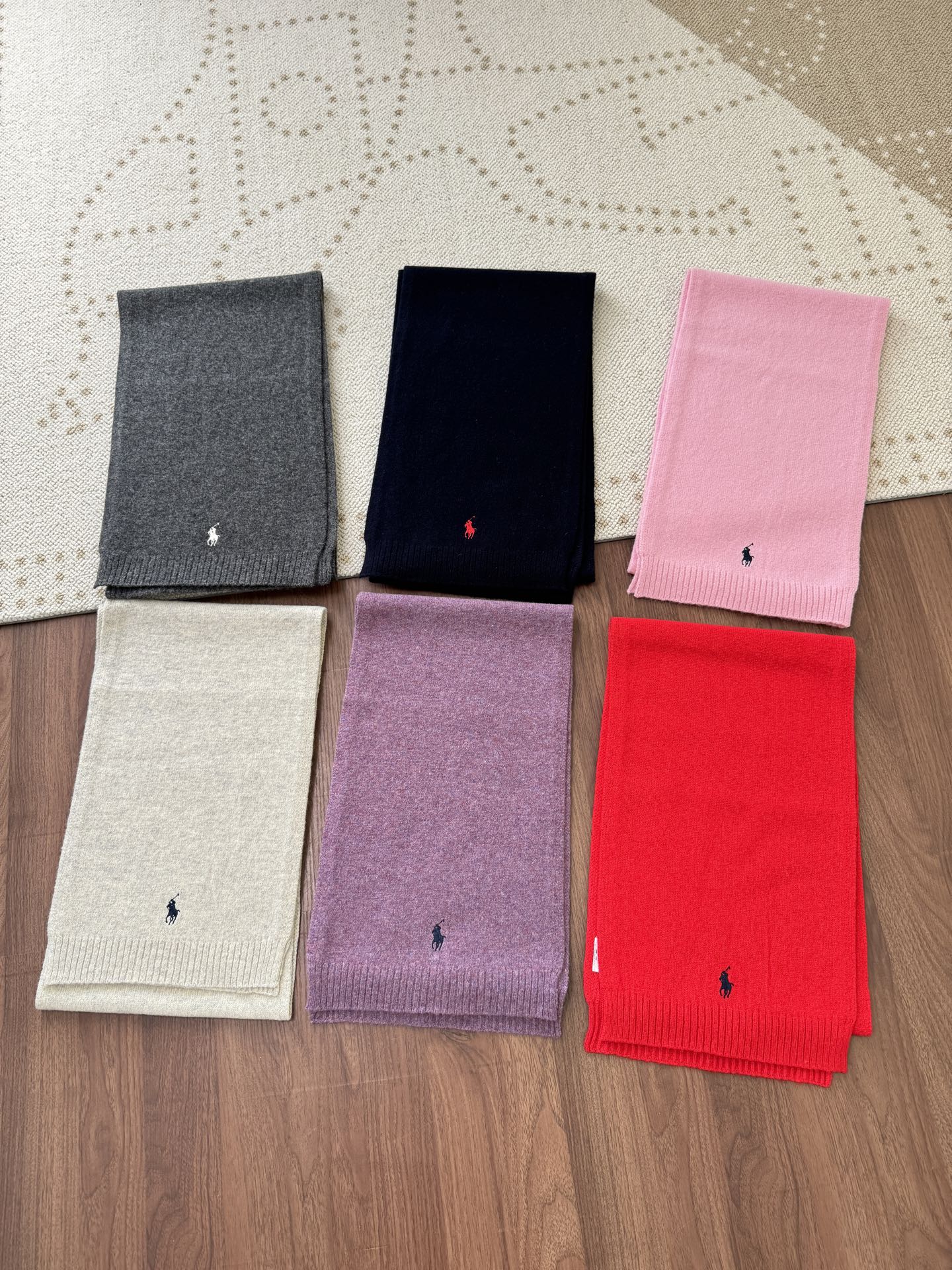 NO:658229,——Ralph Lauren/Ralph Lauren logo embroidered scarf is made of wool. It is really classic~very good-looking. The soft texture wraps around the neck and is super warm. The small logo is low-key and exquisite. In winter, you should have a piece that is white and uplifting. It can directly fill up your complexion~ The classic Ralph color series and Ralph style are simply the gods of autumn and winter!  red dark gray light gray black pink purple,,loro piana,alexander wang19860909——Ralph Lauren/拉夫劳伦 logo刺绣围巾 采用羊毛,它真的很经典~很好看啊 ,软乎乎的质感裹脖子超暖,小标logo低调又精致 冬天就该有件显白又提气的单品,直接把气色拉满～ 经典拉夫色系、拉夫款式,简直是秋冬的神！ 红色 深灰色 浅灰色 黑色 粉色 紫色,,loro piana,alexander wang,Women's clothing