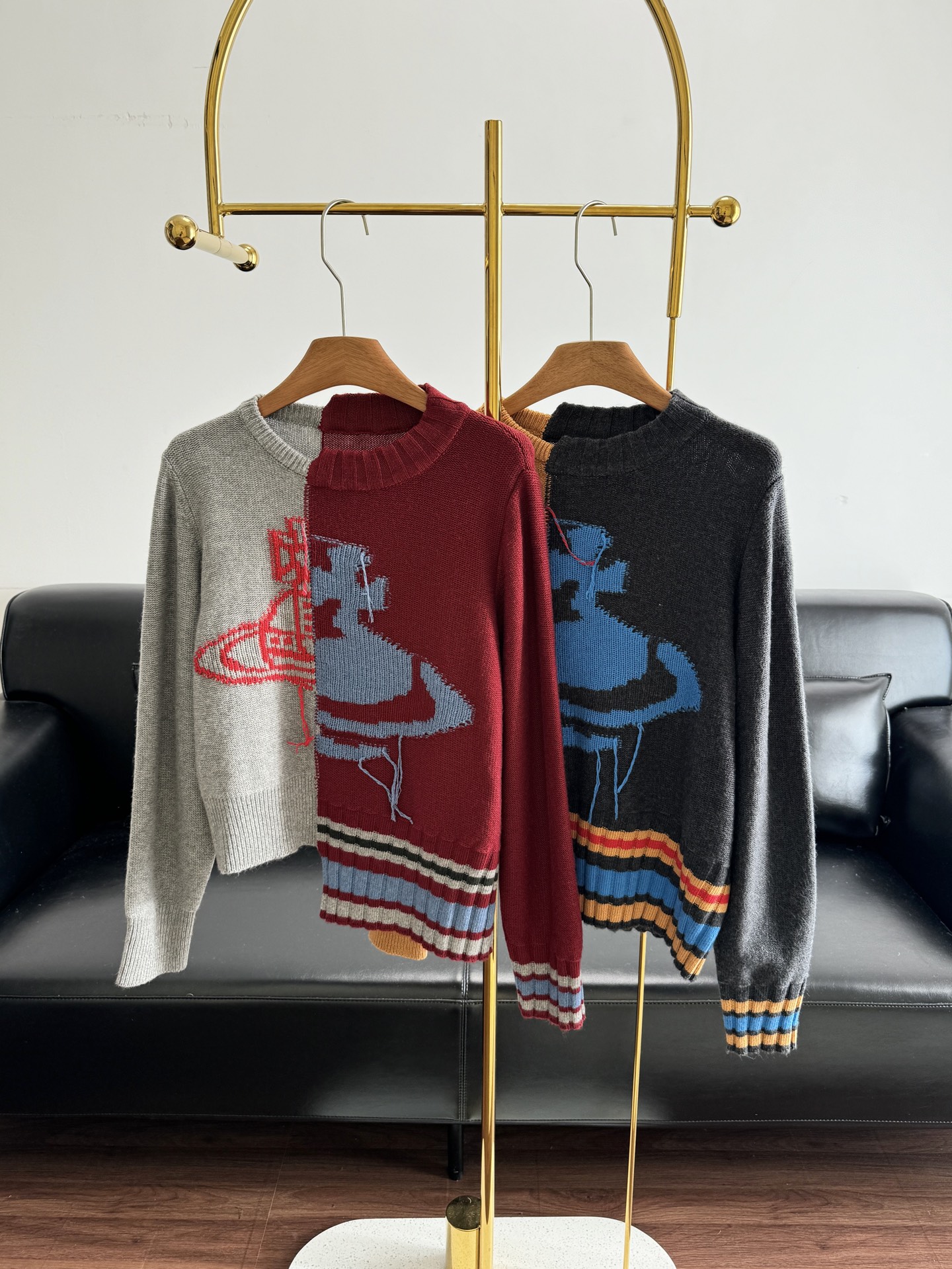 NO:658225,——The Queen Mother’s patchwork sweater wool!  This Queen Mother Red Label spliced ​​sweater, with contrasting colors + Saturn Logo, is full of festive atmosphere! Wool blended material, soft and warm, super comfortable to wear in autumn and winter ~ striped splicing on the cuffs and hem, full of details. Suitable for most body types, it has personality when worn with jeans or skirts, and can be easily worn with a sense of fashion! Size sml gray orange, skirts, jeans, sweaters, alexander wang19860909——西太后拼接毛衣 羊毛！这款西太后Red Label拼接毛衣,撞色+土星 Logo,节日氛围感拉满!羊毛混纺材质,柔软又保暖,秋冬穿超舒服~袖口和下摆条纹拼接,细节满分. 适合大多数身材,随便搭牛仔裤or裙子都很有个性,轻松穿出时髦感! 码数sml 灰色 橘色,,skirts,jeans,sweaters,alexander wang,Women's clothing