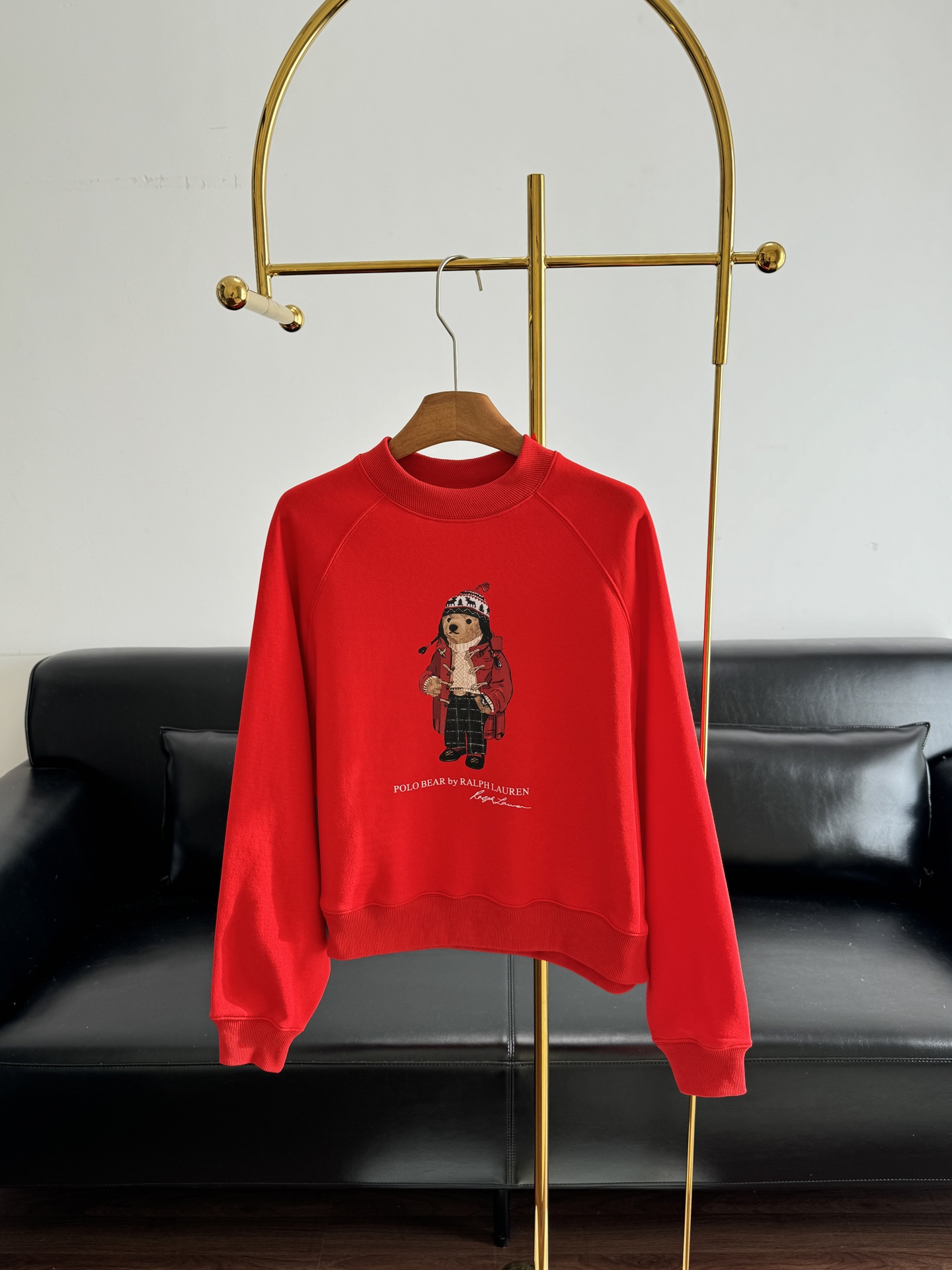 NO:658213,——Ralph Lauren's new bear printed thin velvet sweatshirt. The soft fufu cartoon bear pullover is so comfortable that you don't want to take it off~ The velvet fabric is lined on the inside and feels as fluffy and elastic as a cloud, close to the skin and breathable. It doesn't have the rough feeling of ordinary sweatshirts at all. The loose oversize version is very tolerant to the body. It looks good no matter how you wear it~ The front of the sweatshirt has a super cute cartoon bear pattern. The simple color matching and cartoon elements are not too childish but have a 'sweet but not greasy' girly feel!  The cuffs and hem have micro-elastic threaded cuffs that won’t pinch your flesh and are windproof. This comfortable and good-looking sweatshirt is really indispensable in early autumn!  Looks great when worn alone or worn inside. Wear alone in early autumn and wear inside in winter. Size sml, loro piana, versace, hoodie, sweatshirts, alexander wang19860909——Ralph Lauren拉夫劳伦新款小熊印花薄绒卫衣 软fufu卡通熊套头衫舒服到不想脱~ 内里加绒面料,摸起来像云朵一样蓬松有弹性贴身穿亲肤又透气,完全不会有普通卫衣的粗糙感宽松的oversize版型对身材包容性ju强 怎么穿都好看~卫衣正面是超可爱的卡通熊图案 简约的配色搭配卡通元素,不会过分幼稚反而有种“甜而不腻”的少女感! 袖口和下摆是微弹的螺纹收口,不会勒肉还能防风早秋真的离不开这种舒服又好看的卫衣！单穿内搭都好看,早秋单穿,冬季内搭 码数sml,,loro piana,versace,hoodie,sweatshirts,alexander wang,Women's clothing