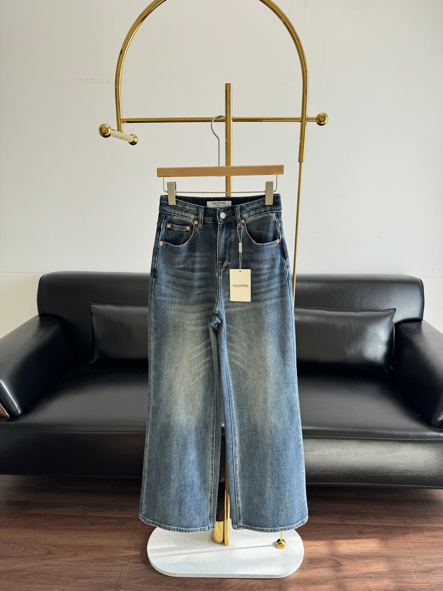 NO:658207,——VALENTINO women's metal logo straight-leg jeans, custom YB twill cotton denim material, multiple washes, showing a crisp texture ~customized hardware logo!  Wide-leg, straight-leg trousers, all-over retro dark blue. The trouser legs are positioned to create a natural transition effect to white. They are fashionable and stylish. The flap pockets are decorated with V-shaped metal logos. Echoing the leather label on the back waist, it highlights the brand style and creates a casual high-street style. It looks fashionable with any combination. Can be used in all seasons~ Size s-xl,,valentino,valentino,jeans,alexander wang19860909——华伦天奴VALENTINO女士金属徽标直筒牛仔裤 定制YB斜纹棉牛仔材质 多重水洗 呈现出挺括质感 ～定制五金Logo！阔腿直筒长裤版型 通体复古深蓝色 裤腿位置打造自然磨白过渡效果 时髦洋气 翻盖口袋以V字金属徽标装饰 与后腰皮标呼应 凸显品牌格调 打造休闲高街风格 随便搭配都出彩时髦 四季皆可～ 码数s-xl,,valentino,valentino,jeans,alexander wang,Women's clothing