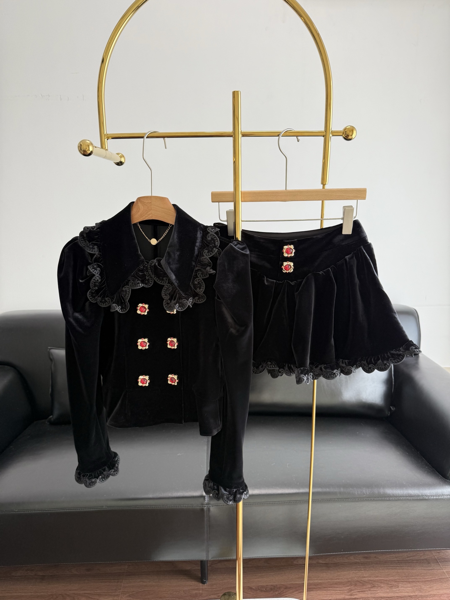 NO:658686,Top Skirt p LeFame Baroque Velvet Suit This Baroque velvet suit is super aura! The black velvet fabric has its own luster, retro puff sleeves and waist design, which shows your figure and is elegant. The jacket is double-breasted with red diamond buttons, and there is exquisite floral embroidery on the collar. The details are perfect! The bottoms are small A-line shorts with ruffle embellishments, which are playful and noble~ The overall palace style, paired with a pearl necklace or retro earrings, you can easily get a noble look  Size sml,,skirts,shorts,jackets & coats,necklace,alexander wang19860909上衣裙子p LeFame巴洛克丝绒套装 这套巴洛克丝绒套装超有气场!黑色丝绒面料自带光泽感,复古泡泡袖+收腰设计,显身材又优雅 外套双排扣配红色钻扣,领口还有精致花卉刺绣,细节满分!下装是小A字短裤,荷叶边点缀,俏皮又贵气~整体宫廷风,搭配珍珠项链或复古耳饰,轻松get高贵造型 码数sml,,skirts,shorts,jackets & coats,necklace,alexander wang,Women's clothing