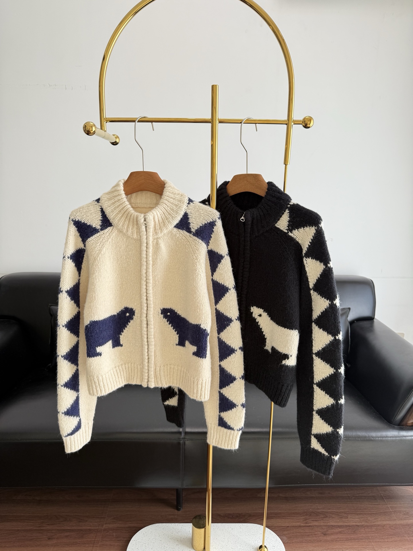 NO:658680,——SHORT SEN short ski series designer raglan sleeve polar bear knitted jacket. This polar bear jacquard knitted cardigan is inspired by winter ski vacations. It is made of sheep wool + alpaca wool, which is soft and warm. The double polar bear pattern on the front + triangular geometric pattern on the shoulder sleeves is full of fun and highly recognizable! The zipper design is easy to put on and take off, and the slightly loose version is comfortable and fashionable, suitable for daily life or skiing~ Size: off-white black,, jackets & coats, alexander wang19860909——SHORT SEN短句滑雪系列设计师款插肩袖北极熊针织外套 这款北极熊提花针织开衫,灵感来自冬季滑雪度假,采用绵羊毛+羊驼毛,柔软又保暖.正面双北极熊图案+肩袖三角几何纹,趣味满满,辨识度超高!拉链设计方便穿脱,微宽松版型舒适又时髦,日常或滑雪都很适合~ 码数米白 黑色,,jackets & coats,alexander wang,Women's clothing