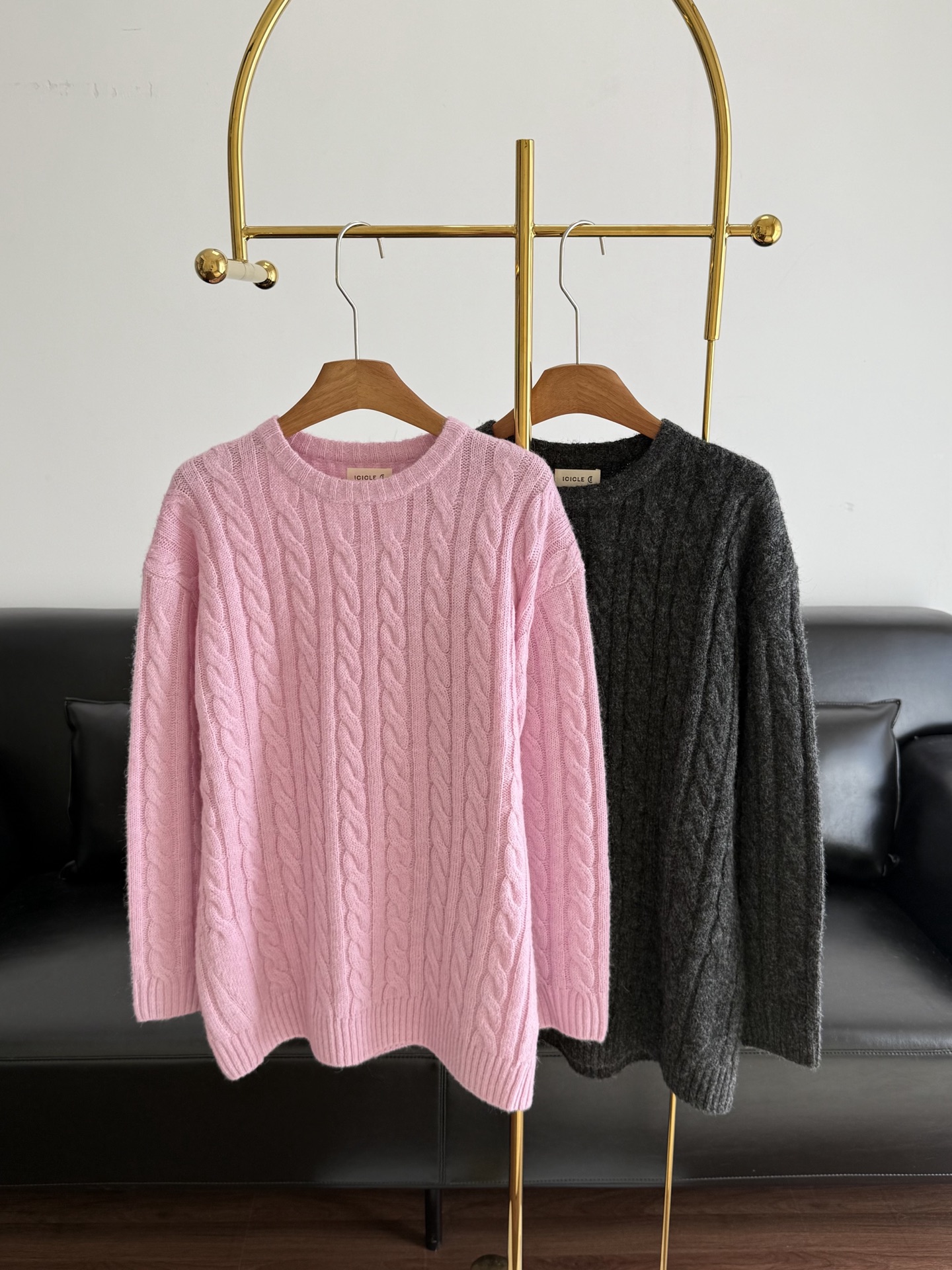 NO:658676,——ICICLE cable knit sweater brings a little pink to life!  Break up the dull autumn ~ In terms of style, the silhouette + coarse twist weaving create an over-size relaxed and comfortable attitude. It is made of cashmere and alpaca blended fabrics, which are soft and warm. It is super comfortable to wear in autumn and winter! The loose silhouette + classic cable texture is fashionable and layered. Size sm pink gray, alexander wang19860909——ICICLE之禾 绞花针织衫 给生活来点粉色！打破一下沉闷的秋天～ 版型上,廓形+粗麻花编织,打造over size轻松惬意的舒适态度,采用羊绒,羊驼毛混纺,柔软又保暖,秋冬穿超舒服!宽松廓形+经典绞花肌理,时髦又有层次感. 码数sm 粉色 灰色,,alexander wang,Women's clothing