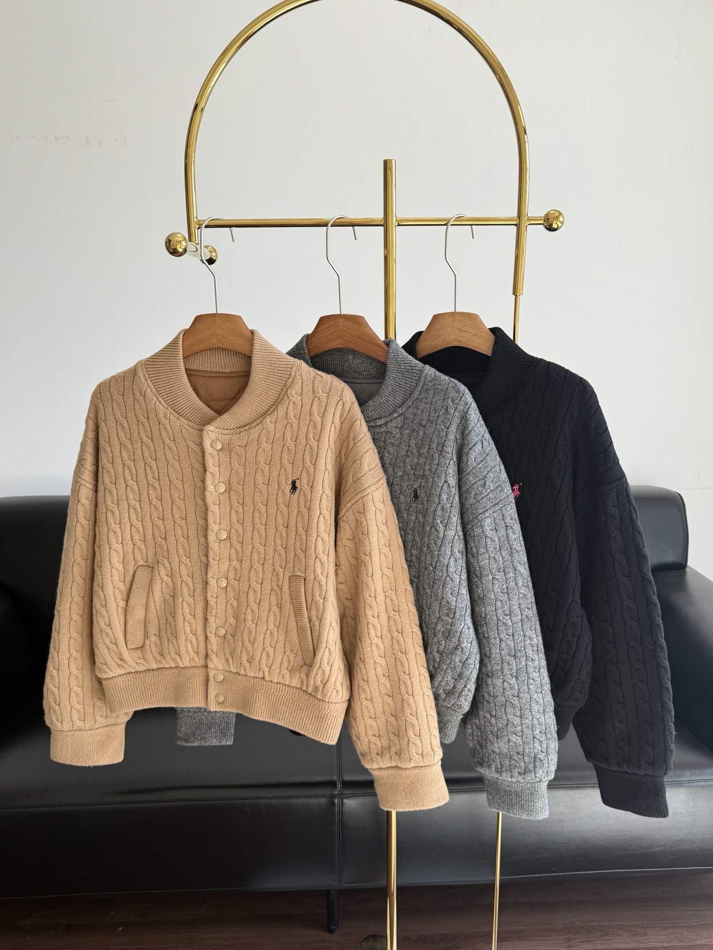 NO:658671,——Raff's autumn and winter cable knit jacket. Diamond cable knit + soft waxy cashmere blend, with its own texture. Oversize baseball collar + short silhouette, covering the flesh and hiding the shoulder width. It can be worn with layered shirts or inner layers to create a 'relaxed and elegant feeling'. Low-key pony logo + contrasting buttons, simple but not monotonous, gray / camel colors are 'infallible'  The short silhouette is friendly to little people. The shoulder line is a straight shoulder + slightly dropped design. Slip-on/wide-shoulder wear can hide flaws. The pony mark is low-key and not exaggerated. It is not inconsistent with daily wear. Size S/M/L Gray Khaki Black, versace, jackets & coats, shirts, alexander wang19860909——拉夫秋冬 绞花针织夹克 菱纹绞花针织+软糯羊绒混纺,自带肌理感.oversize棒球领+短款廓形,遮肉藏肩宽,叠穿衬衫/内搭都能穿出“松弛贵气感”低调小马标+撞色纽扣,简约不单调,灰/驼两色都是“万年不出错 短款廓形对小个子友好,肩线是正肩+微落设计,溜肩/宽肩穿都能“藏缺点”,小马标低调不浮夸,日常穿完全不违和 码数S/M/L 灰色 卡其色 黑色,,versace,jackets & coats,shirts,alexander wang,Women's clothing