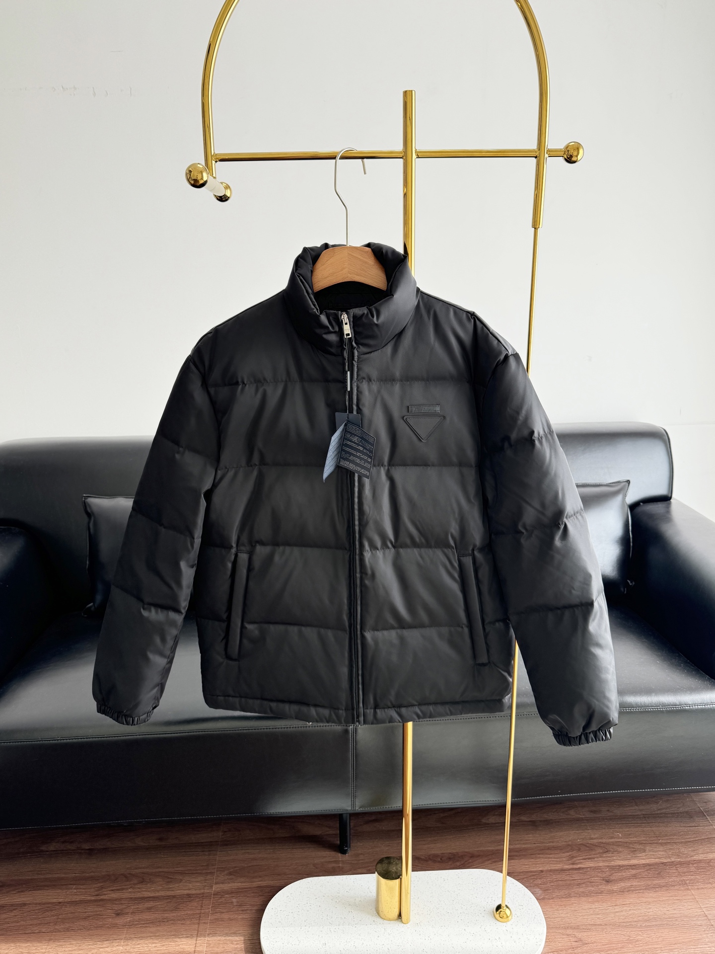 NO:658692,Comes with dust bag - Prada/Prada's new stand-collar down jacket, a style you can wear every time! It's so minimalist and of high quality without a doubt!  Dear friends who know the goods, just come in seconds!  I was full of surprises when I received the goods. The interior is filled with 90% white duck down, which is perfect for warmth!  The stand-up collar design is windproof, and the triangular logo on the chest is highly recognizable. Size m-xxl, prada, prada, down jacket, alexander wang19860909配防尘袋——Prada/普拉达 新款立领羽绒服 百穿不厌的款!就是如此极简又高级品质无疑！懂货的亲们,直接秒！收到货都是满满惊喜 内里填充的是90白鸭绒,保暖度满分！ 立领设计防风,胸前三角徽标超有辨识度. 码数m-xxl,,prada,prada,down jacket,alexander wang,Women's clothing