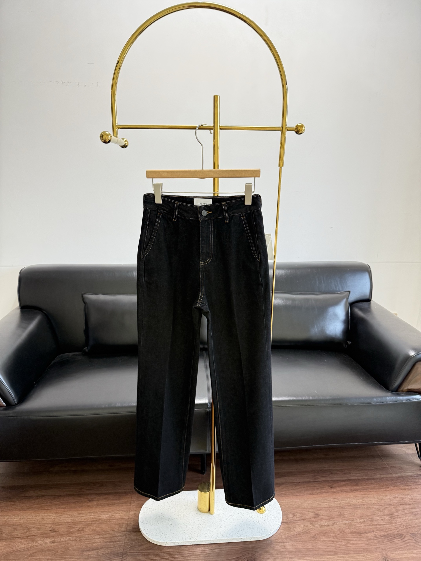 NO:659038,——the row straight-leg regular jeans made of denim cotton fabric!  High-waisted straight-leg trousers, cut loosely and wide, with a sense of volume and space. The upper body is casual and comfortable, and it is also neat, capable and stylish. It is cool and fashionable and can be paired with a light shirt or T-shirt every day!  They all have a European and American style!  Size 25-30,,jeans,shirts,tees,t-shirt,alexander wang19860909——the row 直筒常规款牛仔裤 牛仔棉面料！高腰直筒裤型,剪裁松驰有阔度,自在有容量和空间感,上身随性舒适,也利落干练有型.酷飒时髦 日常可以搭配一件轻盈衬衫或者T恤！都很有欧美风那个范！ 码数25-30,,jeans,shirts,tees，t-shirt,alexander wang,Women's clothing