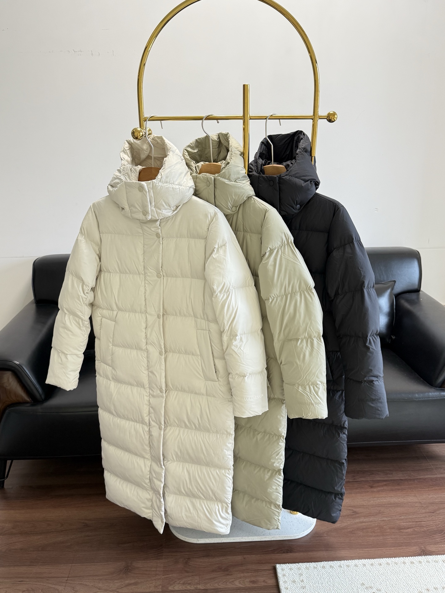 NO:659022,Comes with dust bag - LULU Puff Long Nine-Panel Down Jacket This warm down jacket will accompany you through the cold winter. The long design improves warmth and brings more coverage in wind and snow. The waist is adjustable, allowing you to create a shape as needed while locking in heat, and is not afraid of cold winds. The loose fit is over the knee. Duck down-filled SoftMatte fabric can block the wind and is not easily wetted by water. 600 fill power goose down filling, light and warm. Detachable hood design Drawstring design on the inside of the waist, adjust the tightness as needed, outside zipper pockets, built-in hidden mobile phone pockets on the inside, store essentials. Comfortable fit on the inner cuffs. Two-way zipper design. The cuffs and hood logo are made of silicone. The three-dimensional effect and texture are significantly enhanced. This is one of the biggest selling points of this dress. Silicone technology is a popular printing option for clothing that has emerged in recent years. The biggest advantage of using imported hot silicone templates for production is its excellent environmental protection and high quality. Color: white, green, black Size 4/6/8/10,,jackets & coats,down jacket,hats,alexander wang19860909配防尘袋——LULU 泡芙长款九格羽绒服 这款温暖的羽绒外套伴你度过寒冬,长款设计提升保暖度,在风雪中带来更多遮盖 腰部可调节,可按需打造造型,同时锁住热量,无惧寒风宽松款型,长度过膝 鸭绒填充 SoftMatte 面料可挡风,不易被水沾湿600 蓬松度鹅绒填充,轻盈温暖 可拆卸连帽设计 腰部内侧抽绳设计,按需调节松紧度外侧拉链口袋,内置隐藏式手机袋内侧口袋,存放必需内侧袖口舒适贴合 双向拉链设计 袖口和帽子Logo采用硅胶材质 立体感和质感显著增强 是这款衣服最大卖点之一 硅胶工艺是近几年兴起的服装热门印花选项 我们采用的是进口热硅胶模板进行制作最大的优点是因其优异的环保性和上佳的品质 颜色白色,绿色 黑色 尺码4/6/8/10,,jackets & coats,down jacket,hats,alexander wang,Women's clothing