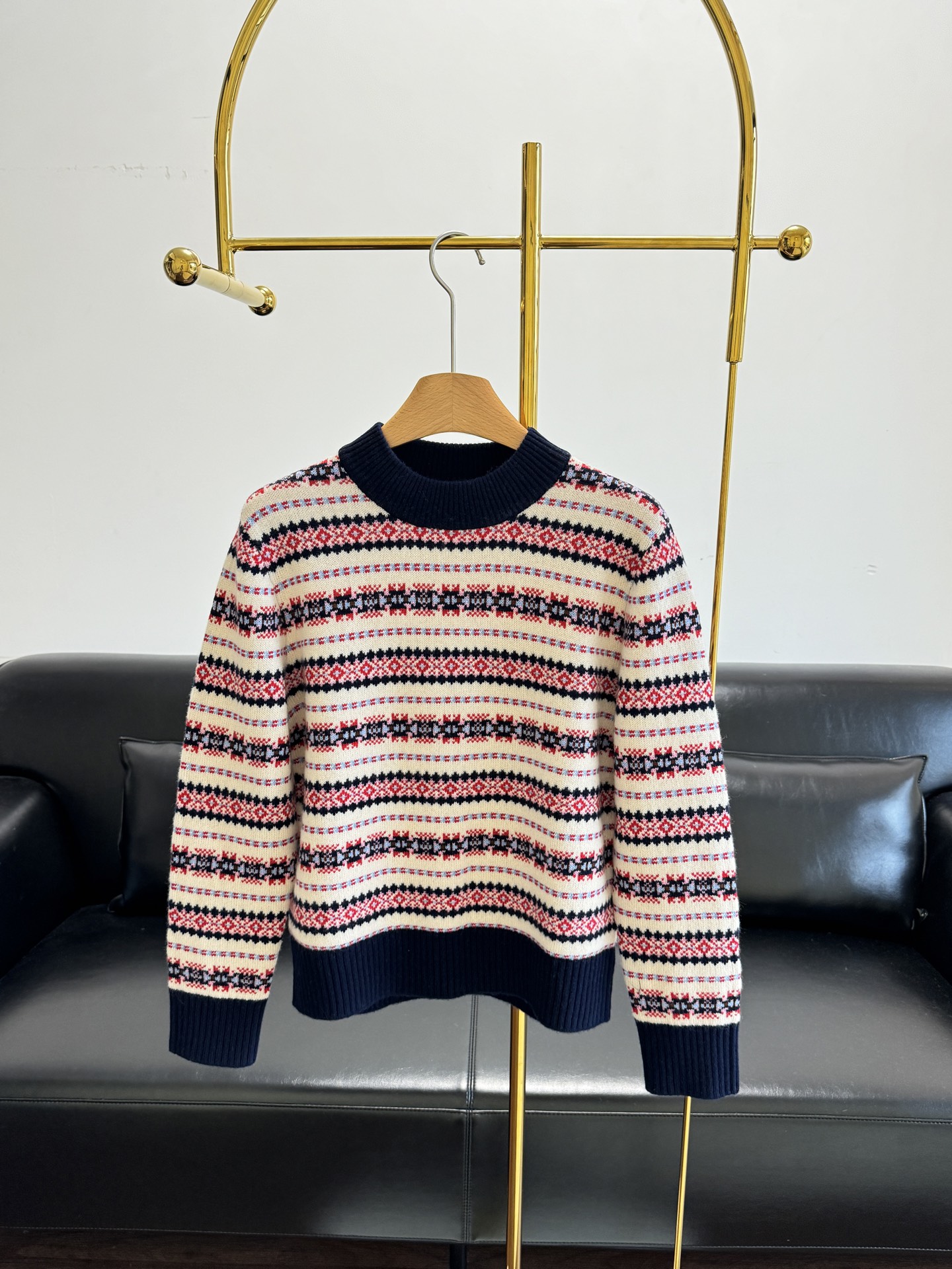 NO:659034,——ERDOS Fair Isle wool sweater Wool!  The whole body is composed of Fair Isle patterns and geometric jacquard patterns. The colorful warm colors give it a strong festive atmosphere. In addition to daily wear, it is also a good choice for Christmas and New Year wear. The high-end sense is just right and you will fall in love with it at first sight!  The upper body is stunning, showing the elegance and gentleness of women. Size sml,,alexander wang19860909——ERDOS 费尔岛羊毛针织衫 羊毛！全身由费尔岛纹样,几何提花图案组成,缤纷的暖色调,更具浓厚的节日氛围,除了日常,圣诞和新年穿着也是很好的选择 高级感融合得恰到好处真的让人一眼就爱上！上身绝了,尽显女性优雅与温柔 码数sml,,alexander wang,Women's clothing