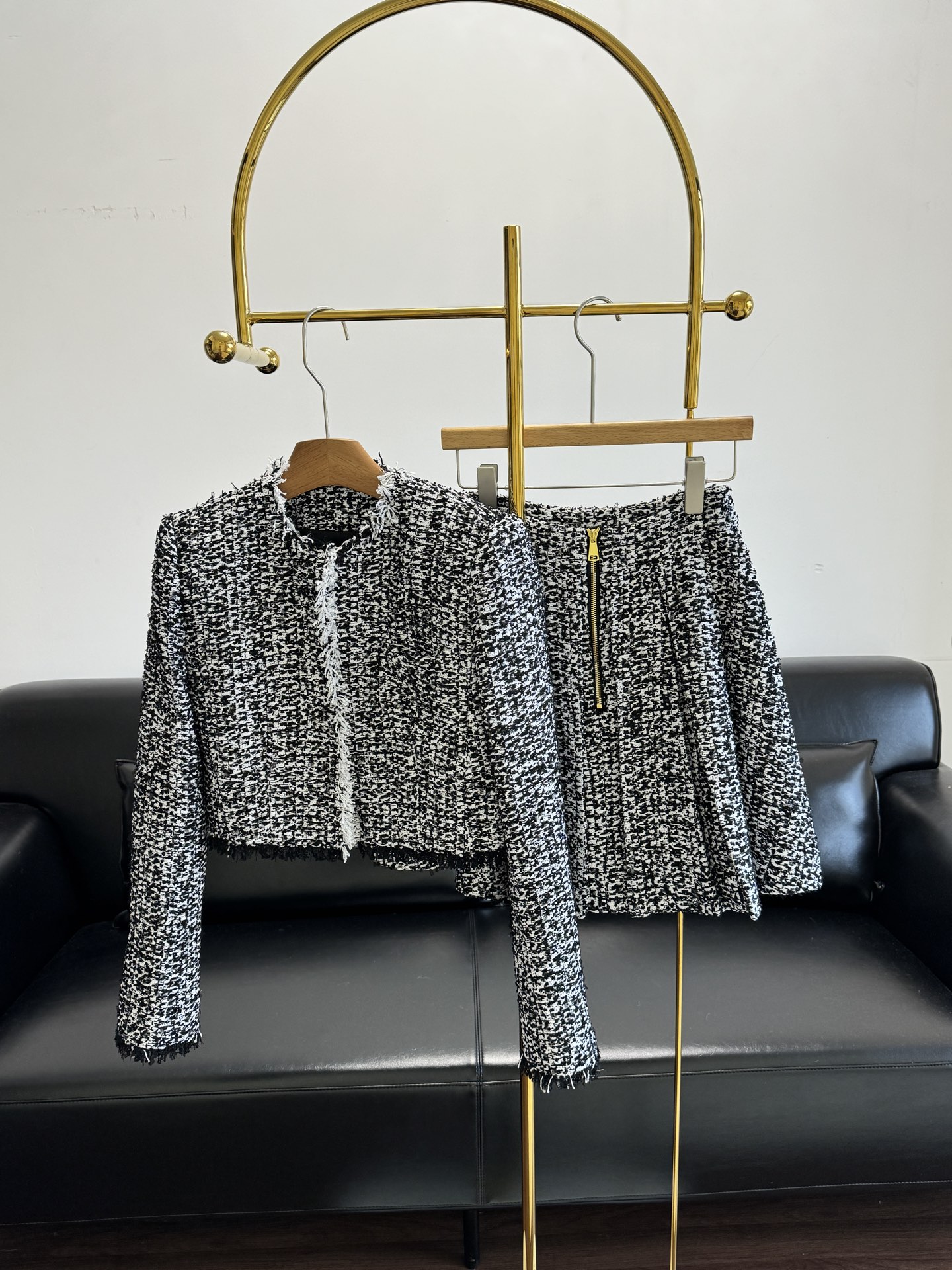 NO:659026,Top and skirt p Balmain 25 new autumn and winter tweed small fragrant jacket, made of cotton fabric!  The tasseled beard embellishes the look with a sense of luxury!  The elegant temperament of the upper body makes the outfit look fashionable and neat. The cuffs and hem are designed with raw edges, which are casual and personalized. The ladylike princess style recommends matching with a series of skirts. A set of matching looks beautiful!  Size SML,,balmain,skirts,jackets & coats,alexander wang19860909上衣半裙p Balmain 25秋冬新款粗花呢小香风外套, 采用棉面料！流苏毛须点缀高级感拉满！上身优雅的气质穿搭出时髦利落感 ,袖口和下摆毛边设计,随性又有个性 淑女千金公主范推荐搭配系列半裙 一套搭配美美！ 码数SML,,balmain,skirts,jackets & coats,alexander wang,Women's clothing