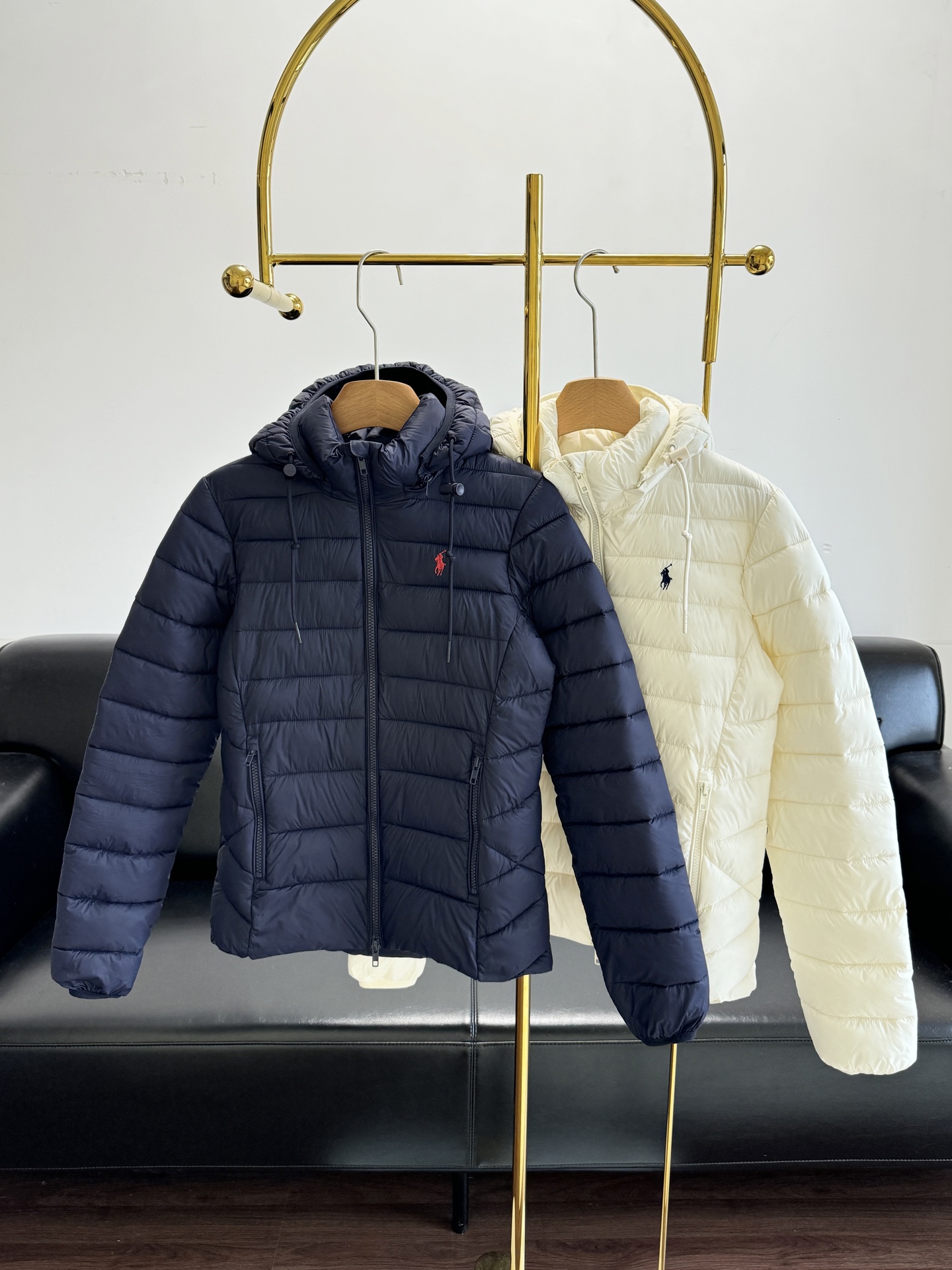 NO:659030,——Ralph Lauren Hooded Pony Embroidered Cotton Jacket. This hooded drawstring cotton jacket is really beautiful. The gentle and pure cotton jacket has a beautiful atmosphere in the snow. It’s so well-behaved and clean. It’s great for girls to wear this. It’s simple but very soft and comfortable, and it’s perfect for keeping warm!  Warm winter atmosphere, this piece is really good ~ Size xs-l, white, navy blue, loro piana, jackets & coats, hats, alexander wang19860909——Ralph Lauren 连帽小马刺绣棉服 这件连帽抽绳棉服真的太好看了吧 温柔清纯系棉服外套雪天氛围感好绝美 好乖好干净 女孩子穿这件也太美好了吧 简简单单的 但是很柔软舒适 保暖也满分在线！ 暖冬氛围感 这件真的很拿得出手～ 码数xs-l 白色 藏蓝色,,loro piana,jackets & coats,hats,alexander wang,Women's clothing