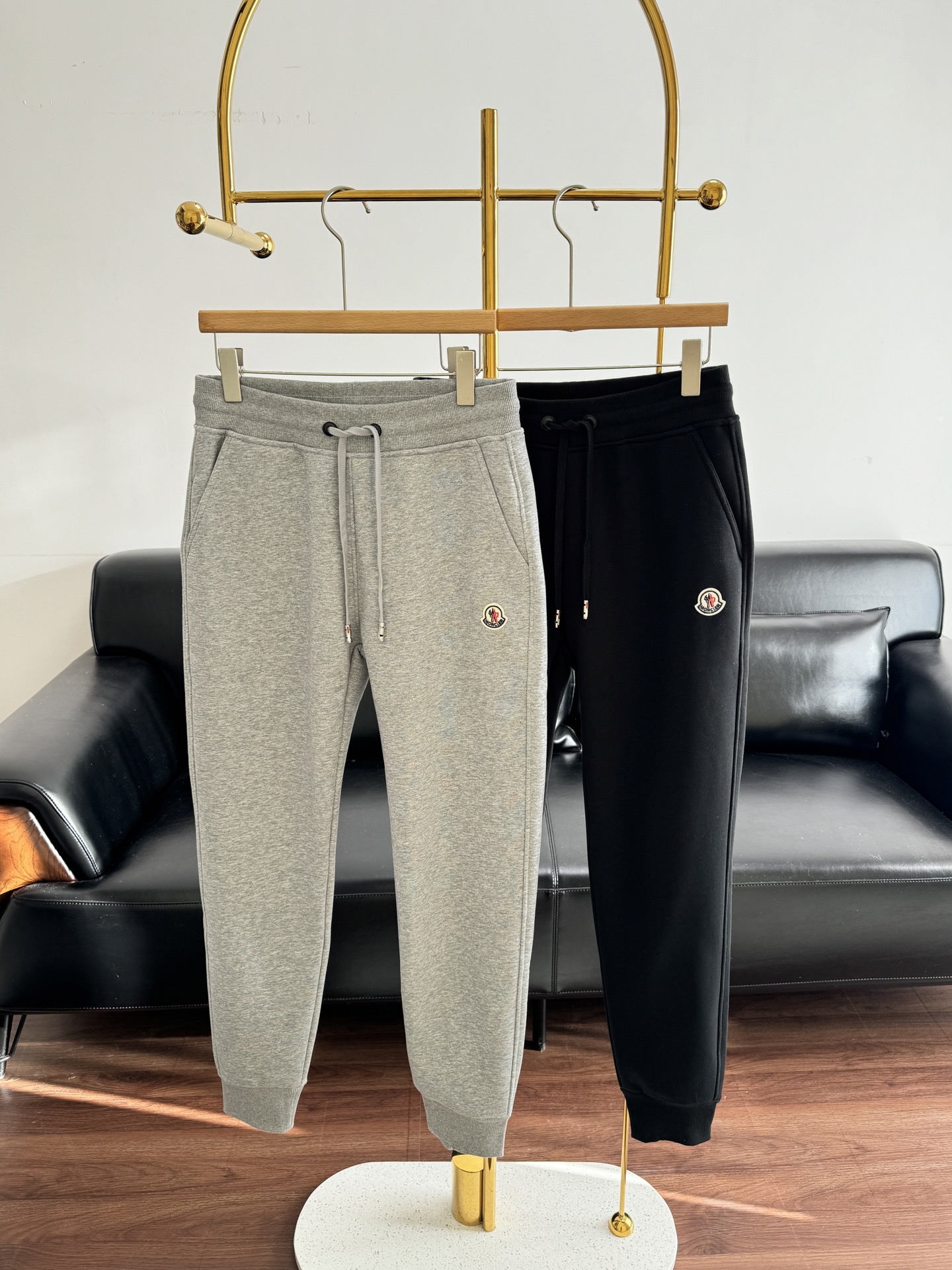 NO:664332,——Men's Men's Men's Men's Fleece Drawstring Sweatshirts. Sweatpants carry a lot of weight!  !  Do you really not want to consider pants that focus on comfort, relaxation, and have their own magic power?  I must guide you into this pair of sweatpants. You can switch between lazy and sporty tones. The upper body is super slim, so I recommend stocking up first!  Thickened one-piece velvet thermal design, pure high-tech high-tech nano velvet, good-looking but not bloated, super soft, skin-friendly, delicate and comfortable, close-fitting effect, no pilling and no clinging, casual and sporty design, windproof and not bloated, you can spend the winter in the south with just one pair of pants~  Versatile and easy-to-wear casual sweatpants with cuffs, the loose straight-leg shape easily accommodates various leg shapes. The cuffs are cuffed to create a three-dimensional effect that is wide at the top and closed at the bottom. They are loose but wide and stylish, creating more matching space. The beveled pockets modify the three-dimensional lines. They are beautiful, practical and extremely comfortable!  Size m-xxxl gray black 2 colors, Moncler,  19860909——蒙口 男款加绒抽绳卫裤 卫裤扛把子！！主打一个舒适松弛感,自带魔力的裤子真的不考虑吗！这条卫裤我一定要带你们入坑,慵懒和运动调性都能玩味切换,上身超级显瘦,建议先囤！ 加厚一体绒保暖设计,纯纯高科技高科技纳米绒好看不臃肿,超级柔软,亲肤细腻舒适贴身效果,不起球不粘毛,休闲运动的设计,防风不臃肿,南方可以一条裤子就能无忧过冬～ 百搭又好穿的收口休闲卫裤,宽松直筒裤型轻松包容各种身材的腿型,收脚裤口,营造上宽下收的立体感,松垮却又挺阔有型,创造更多搭配空间,斜边口袋修饰立体线条,美观实用,舒适度极高！ 码数m-xxxl 灰色 黑色2个色,,Moncler, ,Women's clothing