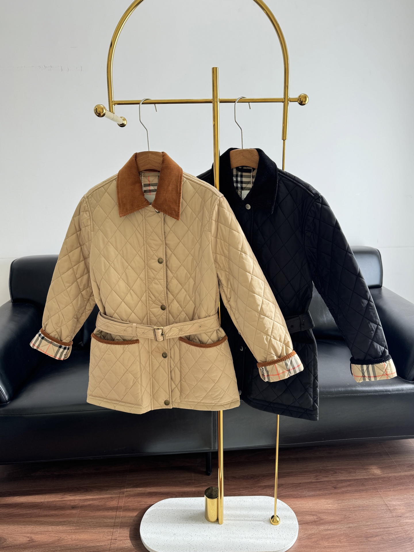 NO:664305,——Burberry Belt Corduroy Lapel Padded Jacket. The upper body has a classic quilting design that instantly becomes the focus of the street. The exquisite rhombus pattern, each one tells the century-old heritage of the brand, as if the British elegance and romance are worn on the body. The texture is particularly good. The length can cover the buttocks. It can be used in moderate thickness in winter. It is also very casual without a belt. It is a particularly recommended cotton jacket.  The autumn and winter wardrobe is really useless without it, locking in this wave of quilting aesthetics, size s-xl, khaki, black, burberry,  19860909——Burberry 腰带灯芯绒翻领棉服 上身,经典的绗缝设计,瞬间成为街头焦点那精致的菱格纹路,每一道都诉说着品牌的百年底蕴,仿佛把英伦的优雅与浪漫穿在了身上 质感特别好一款 长度能盖住臀部 都可以用厚度适中冬季零度也没问题 系腰带特别显腰身不系腰带也很休闲特别推荐的棉服 秋冬衣柜没它真不行,锁死这波绗缝美学 码数s-xl 卡其色 黑色,,burberry, ,Women's clothing