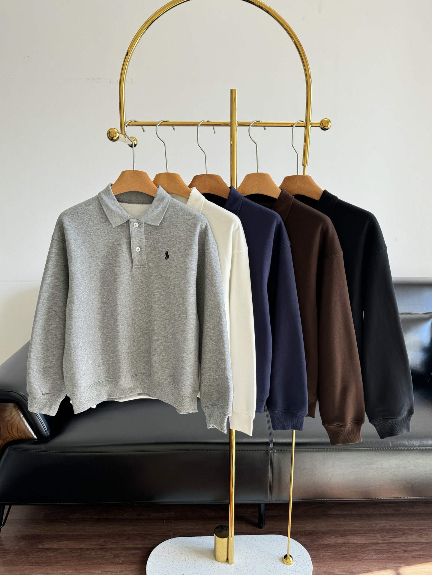 NO:664318,——Ralph Lauren Ralph Lauren's new velvet polo sweatshirt has velvet fabric inside, which feels like clouds. It has a classic polo lapel, which can be formal or casual, not rigid or stiff!  The thieves have an accent~ The cuffs and hem have slightly elastic threaded cuffs, which won’t pinch your flesh and are windproof. You can’t live without this comfortable and good-looking sweatshirt!  Size sml white brown blue black gray,,loro piana,hoodie,sweatshirts, 19860909——Ralph Lauren拉夫劳伦新款加绒polo卫衣 内里加绒面料,摸起来像云朵一样 经典polo翻领,可正式可休闲,不死板不僵硬！贼有腔调～袖口和下摆是微弹的螺纹收口,不会勒肉还能防风真的离不开这种舒服又好看的卫衣！ 码数sml 白色 咖色 蓝色 黑色 灰色,,loro piana,hoodie,sweatshirts, ,Women's clothing