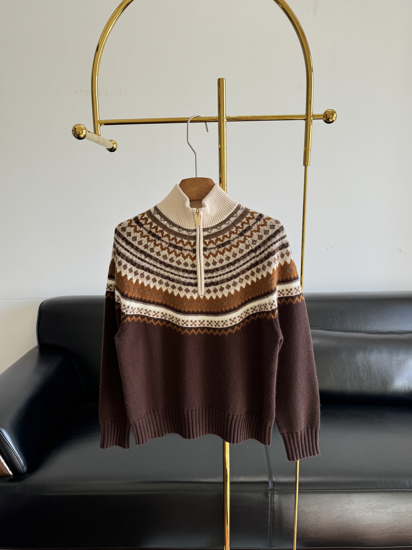 NO:664348,——ICICLE Fair Isle knitted sweater cleverly combines rich colors with Fair Isle patterns. It has a rich retro atmosphere and is suitable for a variety of winter scenes. Cashmere sheep wool fabric!  Meets all your expectations for autumn and winter knitwear, warm, fashionable and beautiful. Size sml,, 19860909——ICICLE之禾 费尔岛针织衫 将丰富色彩与费尔岛图案巧妙融合 自带浓郁复古氛围 适配多种冬日场景 山羊绒绵羊毛面料！ 符合你对秋冬针织的所有期待,既温暖又时髦好看 码数sml,, ,Women's clothing