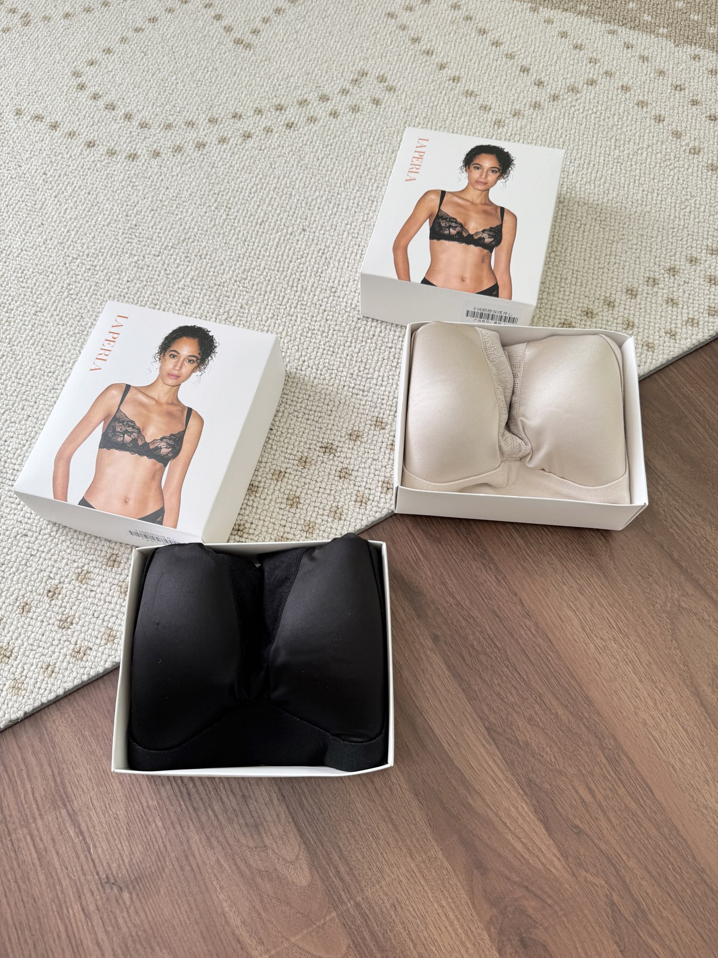 NO:664299,——LP Tencel Acetate Cashmere Vest Selling Point Flame velvet fabric blocks cold air intrusion. Its fiber structure is tight, enhances heat retention, and heats up quickly. The fleece on the bottom can retain a large amount of air, forming a thermal insulation layer, effectively blocking cold air and reducing heat loss. Comfortable to wear. The skin-friendly fabric has been specially treated, with a smooth surface, and the inner fluff is as soft as clouds. It feels delicate and feels excellent against the skin, as if it is being gently wrapped. Good elasticity usually contains spandex, which has good elasticity, allows the whole body to move freely, wears without any restriction, and is not easy to deform. Cashmere fabric is known as 'fiber gem' and 'soft gold'. Its warmth retention is better than ordinary wool. There are more air cavities in the fiber structure. The temperature locking capacity is 1.5-2 times that of wool. It is warmer and lighter at the same thickness. It does not feel heavy when worn in winter. The constant temperature effect can form a 'warmth layer' according to the human body temperature. It can still maintain physical comfort and lock in temperature in a -20°C environment. Acetate fiber fabric is made of renewable raw materials, using natural plant wood pulp as raw material, and adopts environmentally friendly production processes. It feels skin-friendly and breathable. The fiber pore structure is similar to silk. It feels soft and drapey. It has a 'flowing' feeling when worn and is soft and skin-friendly. The raw material of latex cotton is naturally degradable. It is made from natural rubber branch sap (some contain synthetic latex) through a foaming process. The natural ingredients can be degraded naturally and are formaldehyde-free. The anti-mite and anti-bacterial properties of heavy metals and other harmful substances are strong and can inhibit the growth of mites and bacteria. The anti-bacterial rate can reach 99. 10A. The high-magnification anti-bacterial power '10A' refers to the top anti-bacterial grade. The anti-bacterial rate is ＞=99. It can effectively inhibit common pathogenic bacteria such as E. coli, Staphylococcus aureus and Candida albicans. It has been tested and still effective after being washed 300 times. The new safe antibacterial technology can eliminate iso-acidic gases and adds zero chemical antibacterial additives, making it safe and non-irritating. 3D three-dimensional cutting, slimming and slimming. According to ergonomic design, it fits the chest, back and waist curves, and naturally outlines the body shape. It hides the muscles and looks slim but not tight. It is light and feels no more bloated. It looks more upright when paired with outerwear. It has both warmth and beauty. It can easily switch between workplace, leisure, sports and other scenes. [Color] Skin color black. Size l xl, loro piana, real silk, gold,  19860909——LP天丝醋酸羊绒背心 卖点火焰绒面料阻挡冷空气入侵,其纤维结构紧密,增强热量保持,快速升温,且底面抓绒能保留大量空气,形成隔热层,有效阻挡冷空气,减少热量散失. 穿着舒适亲肤面料经过特殊处理,表面光滑,内层绒毛如云朵般柔软,手感细腻,贴肤感极佳,犹如被轻柔包裹. 弹力佳通常含有氨纶成分,具有良好的弹性,能使全身活动自如,穿着无拘束感,且不易变形. 山羊绒面料以“纤维宝石”“软黄金”著称,其保暖性优于普通羊毛,纤维结构中有更多空气腔,锁温能力是羊毛的1.5-2倍,同等厚度下保暖更轻盈,冬季穿着无厚重感,恒温效果佳能贴合人体温度形成“保暖层”,在-20°C环境中仍可保持体感舒适,锁住温度. 醋酸纤维面料可再生原料,以木浆天然植物为原料,采用环保生产工艺,触感亲肤透气,纤维孔隙结构类似真丝,手感柔软垂坠,穿着时自带“流动感”亲肤柔软. 乳胶棉原料天然可降解,以天然橡胶树枝液为原料（部分含合成乳胶）经发泡工艺制成,天然成分可自然降解,无甲醛.重金属等有害物质防螨抗菌性强能抑制螨虫,细菌滋生,抗菌率可达99. 10A高倍抗菌力以“10A”指代顶级抗菌等级,抗菌率＞＝99,可有效抑制大肠杆菌,金黄色葡萄球菌,白色念珠菌等常见致病菌. 经测水洗300次依然有效抗菌新型安全抗菌技术,可消除异成酸气体,0添加化学抑菌助剂,安全无刺激. 3D立体裁剪,修身显瘦根据人体工学设计,贴合胸部.背部.腰部曲线,自然勾勒身形,藏肉显瘦不紧绷,轻盈无感,告别臃肿,搭配外衣时更显挺拔,保暖与美观兼得,轻松切换职场,休闲,运动等多种场景【颜色】肤色 黑色 码数l xl,,loro piana,real silk,gold, ,Women's clothing