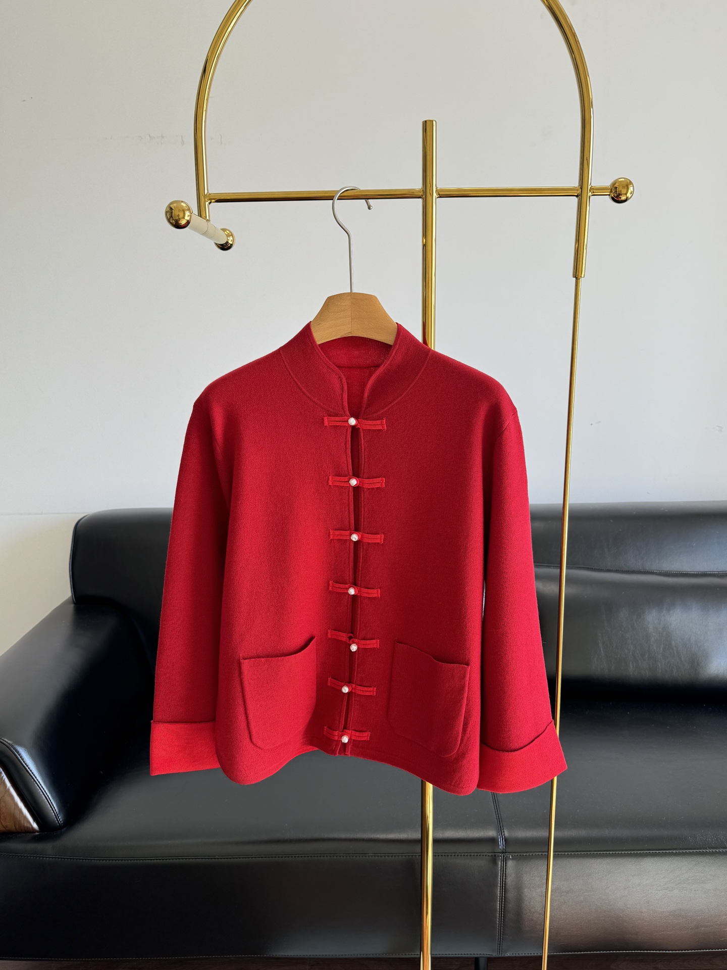 NO:664315,——ERDOS New Chinese Style Wool Sweater This Chinese red piece from ERDOS is really aura!  It is white and high-end, and it is very atmospheric when worn during the New Year and festivals~ It creates a dignified and elegant urban femininity with a high sense of style. It has a high value for appearance and is easy to wear!  When it comes to convenience, comfort, fashion, and sophistication, Tsuenbu is online!  Made of wool yarn, the fabric has a fine texture, is soft, natural and comfortable, gentle and skin-friendly, and has a strong feeling of bones and weight in the hand. Size sml,, 19860909——ERDOS 新中式羊毛针织衫 ERDOS这件中国红真的好有气场！ 显白又高级,过年过节穿都很有氛围感～ 打造端庄优雅的都市女性气质高笈感 高价值感出镜率敲高敲好穿！论便捷度、舒适度、时髦度、精致度,荃部在线！ 采用羊毛纱线面料质地细腻,柔软天然舒适,温柔亲肤、且有筋骨感上手狠有分量感 码数sml,, ,Women's clothing