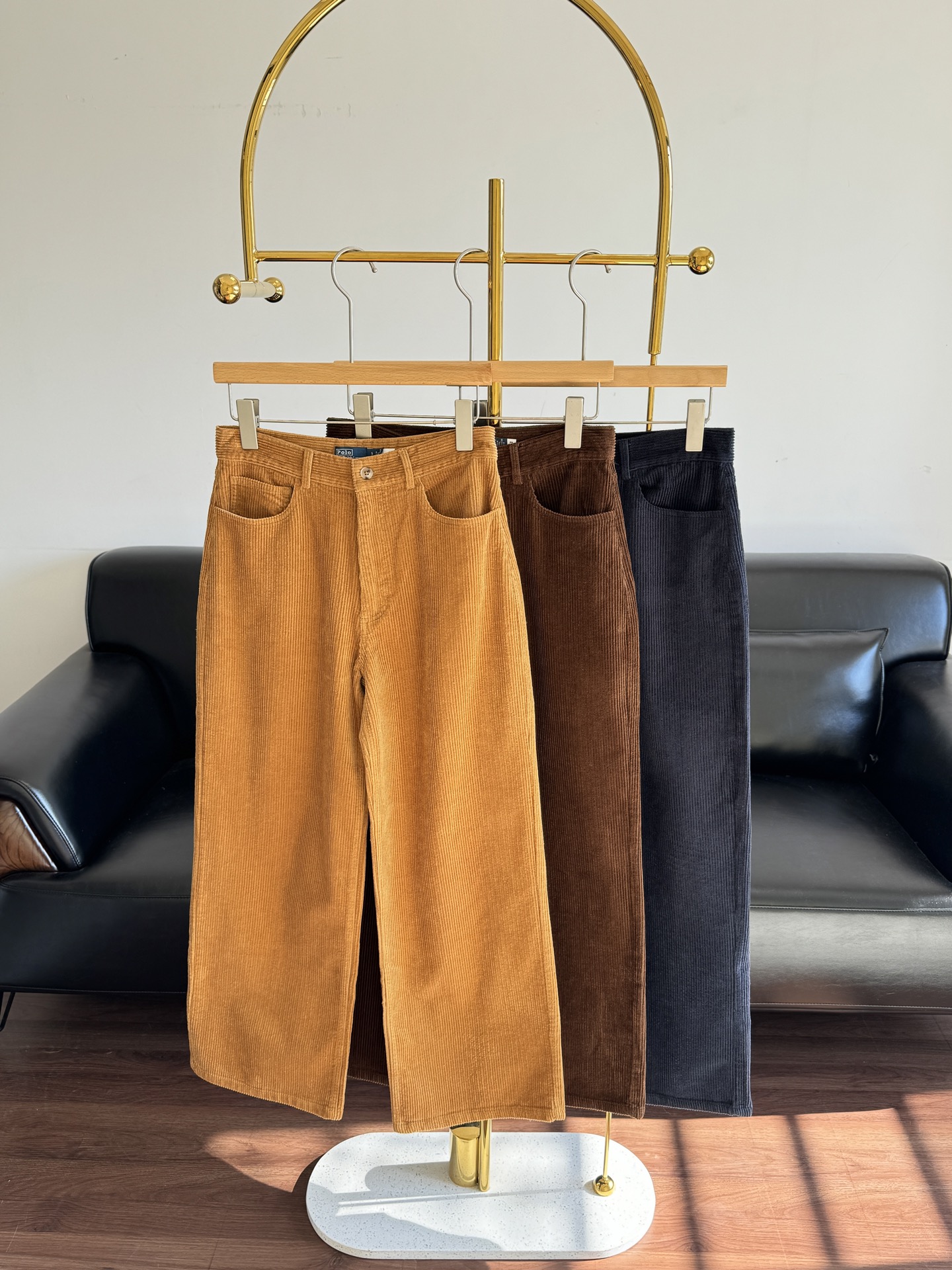 NO:665523,——Ralph Lauren corduroy straight pants are very beautiful straight pants. The thin corduroy adds texture and gives the overall color a light velvet feel. It is very high-end and autumn and winter. The upper part of the pants is not too stunning, but it is durable and good-looking. It shows straight legs and makes the person more refined and decent. Navy blue, Medla coffee, and ginger are all low-key old money style, and you can’t go wrong if you choose them casually. Size sml navy blue coffee color  ginger,, 19860909——拉夫劳伦 灯芯绒直筒裤 非常标致的直筒裤型,细细的灯芯绒增加了肌理质感,让整体的颜色泛着淡淡的丝绒感,很高级很秋冬,裤子上身没有过于惊艳的部分,但是就是耐看,好看,显腿直,显得人更精致体面.藏蓝色,美德拉咖,姜黄色都很低调老钱风,随意选都不会错. 码数sml 藏蓝色 咖色 姜黄色,, ,Women's clothing