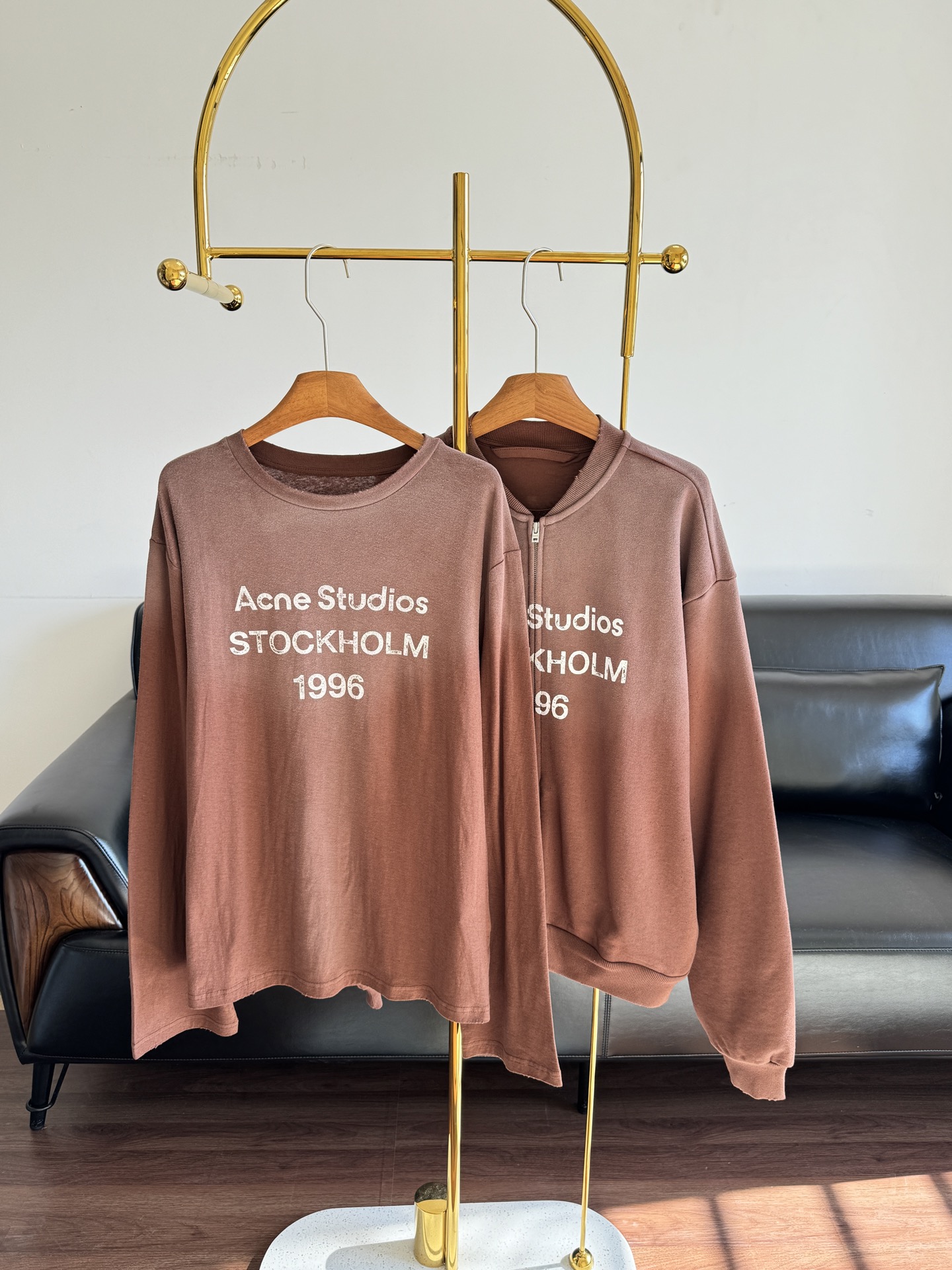 NO:665528,Long-sleeved jacket Acne Studios new 1996 gradient long-sleeved jacket pure cotton fabric!  The classic brand letter print, brown color comes with advanced filters, the loose version is friendly to all body types, casual and fashionable, and can also be worn alone to make a statement~ It has been piece-dyed to give it a retro spray-painted effect. The collar, cuffs and hem are designed with distressed ribs, and the color of each piece is different. Size sml,,acne studios,dior,jackets & coats, 19860909长袖外套 Acne Studios 新款1996渐变长袖外套 纯棉面料 ！经典的品牌字母印花,棕色系自带高级滤镜,宽松版型对各种身材都很友好,随性又时髦,单穿也能靠质感出圈～经过匹染处理,呈复古喷绘效果,领口、袖口和下摆采用做旧罗纹设计,每一件的成色都不同 码数sml,,acne studios,dior,jackets & coats, ,Women's clothing