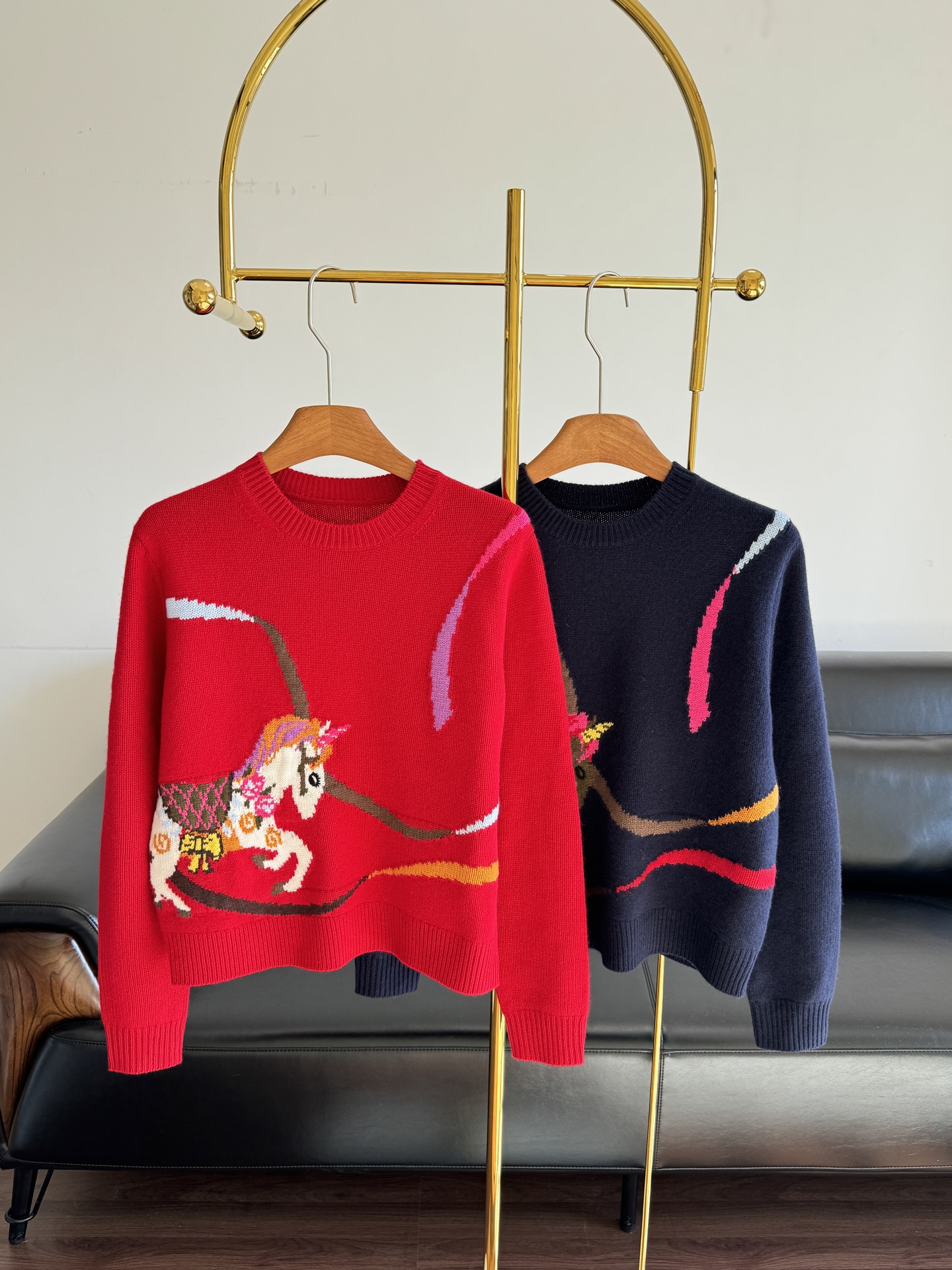 NO:665545,——ERDOS Carousel Knitted Sweater is a limited-edition zodiac jacquard that will hit the girl's heart at first sight. It is made of fine cashmere fabric that feels like a cloud wrapped around it. It is warm against the skin but not stuffy. The loose and slightly off-shoulder version hides the body without weighing down the body. It can be layered lazily over a shirt. It can also be worn alone to provide a gentle and relaxed feeling. It has both the ingenuity of the zodiac and the warm and waxy texture of cashmere. It is an effortless gentle brand to wear casually~  Size sml red blue, shirts,  19860909——ERDOS 旋转木马针织衫 限定生肖提花,一眼戳中少女心,采用细腻羊绒面料,摸上去像裹了团云朵,贴肤暖而不闷；宽松微落肩的版型,藏肉又不压个子,套在衬衫外是慵懒叠穿,单穿也能撑满温柔松弛感.既有生肖限定的巧思,又有羊绒的暖糯质感,随便穿穿都是毫不费力的温柔牌~ 码数sml 红色 蓝色,,shirts, ,Women's clothing