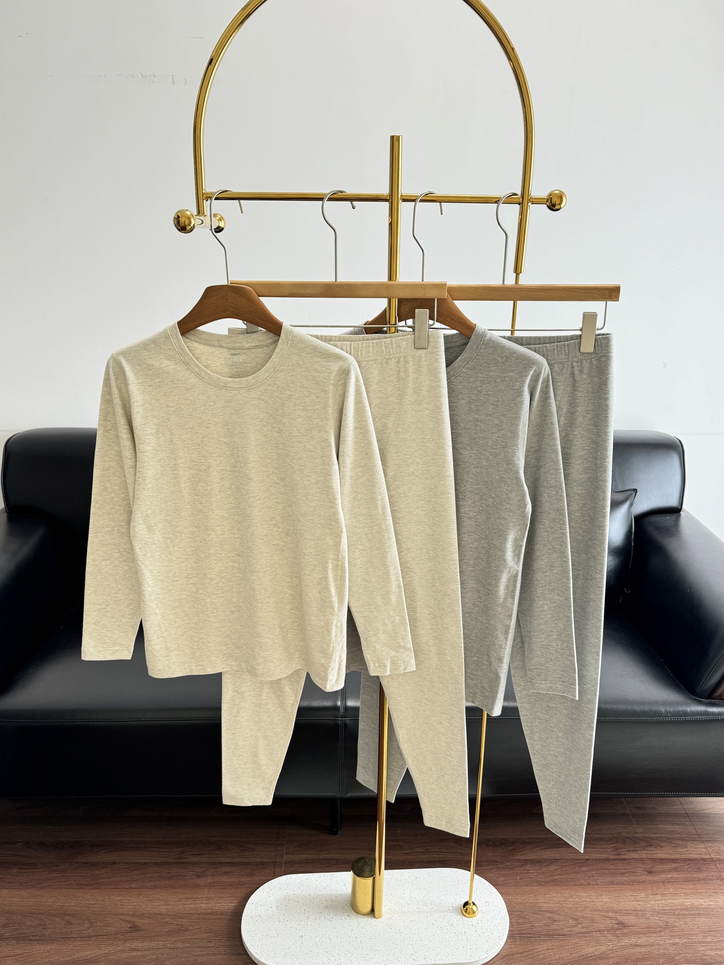 NO:665554,——LP men’s natural colored cotton thermal suit (thick style) What is colored cotton?  Colored cotton is a new type of cotton cultivated using modern science and technology such as modern biological genetic engineering. The cotton fiber has various natural colors when it is in the field, so it is called 'natural colored cotton'. What are the characteristics of colored cotton?  Colored cotton products have 0 dyeing, 0 formaldehyde, and 0 sensitization during the production process. They are antistatic, not easy to pill, and have good breathability, so they are more healthy, environmentally friendly, soft and comfortable. Especially suitable for newborn babies and babies with sensitive skin. The fabric is Xinjiang natural colored cotton, which is very soft and skin-friendly. People with sensitive skin can wear it with confidence. The upper body will not be tight or static. The elasticity and warmth are very good. It is as soft and light as a cloud.  Highly elastic and skin-friendly, it will not loosen or deform after repeated pulling!  Xinjiang cotton is carefully selected from Xinjiang's sunny cotton. The cotton buds are full and plump with ample sunshine~ This cotton is grown by the sun on one hand (3000 hours of sunshine brings a soft and waxy feel). This cotton has its own color (it is better without dyeing). This cotton has its own wisdom (pure natural ones are healthier). A set of underwear can be worn for 3 seasons.  Comfortable round neck without revealing any traces. No sense tags. It is skin-friendly and non-itchy. The double-layered wiring at the sleeves and feet is super strong. The windproof design keeps warm and comfortable. The double-layered wiring at the hem is firm and delicate. It fits without curling or binding. It is made of natural colored cotton for a comforting experience. It is skin-friendly, comfortable, breathable, moisture-absorbent, anti-bacterial and anti-mite! High-waisted elastic waist design. Loose and not tight front crotch button design!  Three-dimensional butt lift design, no crotch sticking or falling off, easy to wear!  [Color] Colored cotton gray, colored cotton apricot [Size] L is suitable for 120-140 catties, XL is suitable for 140-160 catties, XXL is suitable for 160-180 catties,,loro piana, 19860909——LP男士天然彩棉保暖套装（厚款） 什么是彩棉？ 彩棉是利用现代生物基因工程等现代科学技术培养出来的新型棉花,棉纤维在田间时就具有了各种天然的色彩,故称为“天然彩棉”. 彩棉的特点？ 彩棉产品在生产过程中0染色、0甲醛、0致敏 抗静电、不易起球、透气性好 所以它更加健康环保、柔软舒适 尤其适合刚出生的小baby,皮肤敏感的宝子穿着～ 面料是新疆天然彩棉,很软和、很亲肤,敏感肌都可以放心穿 上身不会紧绷和起静电 弹力和保暖性都非常好 云般柔软轻盈随体 高弹亲肤,反复拉扯后不会松垮变形！ 新疆棉严选新疆阳光好棉 日照充足棉朵饱满丰盈~ 这朵棉花,一手被阳光带大（3000h日照 带来软糯手感） 这朵棉花,有自己的颜色（不染色更出色） 这朵棉花,有自己的智慧（纯天然的才更健康） 一套内衣可穿3季 春秋室内可单穿室外可打底自由自在,比你想象的要舒适,冬季可做保暖,温暖舒适！ 舒适圆领穿衣不露痕迹 无感标签亲肤不刺痒～ 袖脚口双层走线超牢固 防风设计保暖舒适~ 下摆双层走线牢固精致 贴合不卷边无束缚～ 选用天然彩棉云慰般体验 亲肤舒适透气吸湿抑菌防螨! 高腰松紧裤腰设计 宽松不紧勒前裆纽扣设计！ 立体提臀设计 不卡裆不掉裆j好穿！【颜色】彩棉灰、彩棉杏【尺码】L适合120-140斤 XL适合140-160斤 XXL适合160-180斤,,loro piana, ,Women's clothing