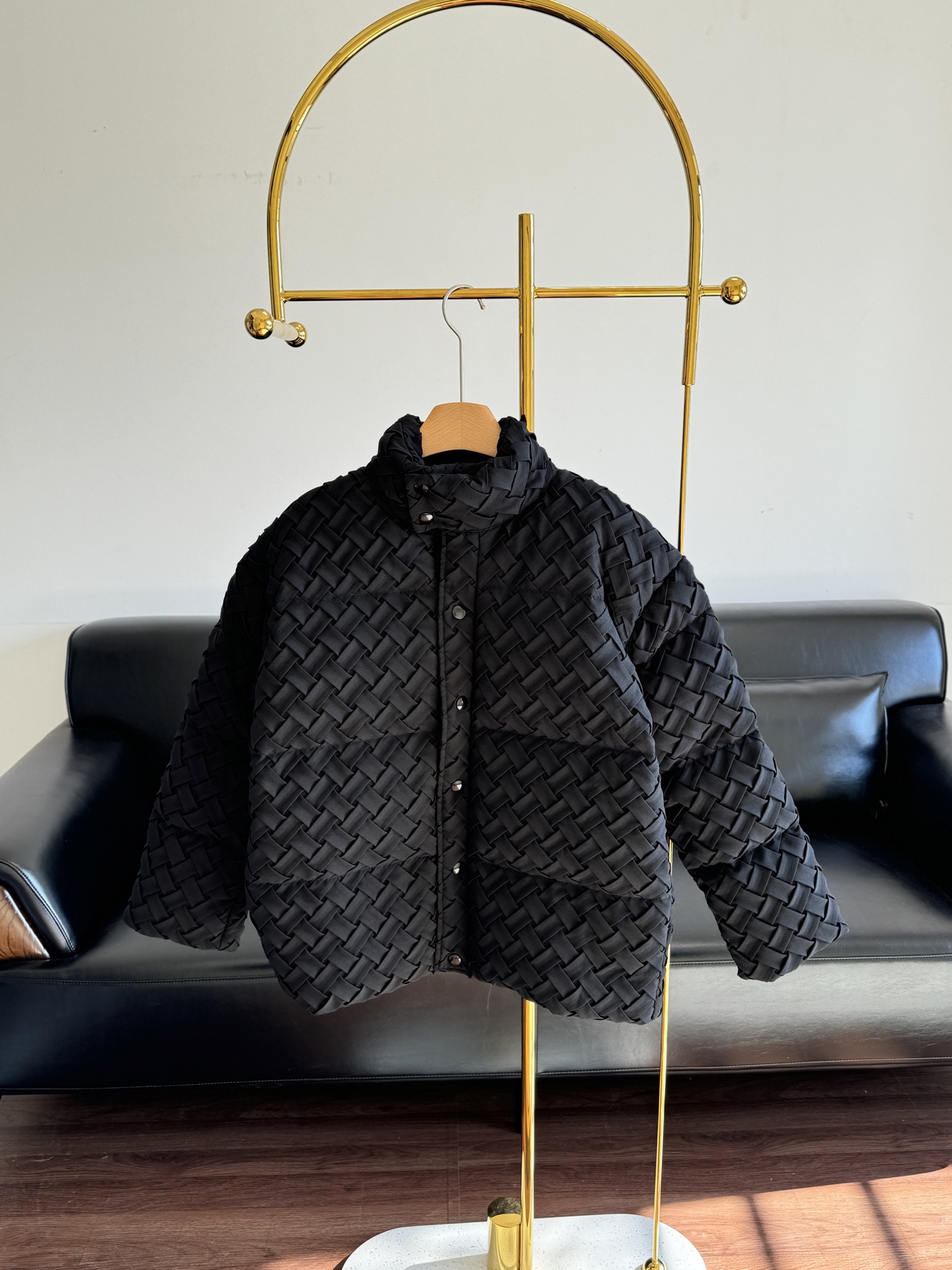 NO:665537,Equipped with dust bag - BV black woven stand-collar down jacket This year's most popular BV woven texture, the final hard-core heavyweight model, heavy-duty full-body woven stand-collar down jacket, the fabric alone was customized for two months. From production to pattern, it is perfect. One-piece pressed pleats, pure hand-woven three-dimensional 3D texture, stand-up collar design with contoured version, full of high-end feeling, all-black woven simple design but super classy, ​​90 national standard white duck down filling! Size sml,,bottega veneta,down jacket, 19860909配防尘袋——BV 黑色编织立领羽绒服 今年最流行的 BV编织肌理 压轴硬核重磅款 重磅全身编织立领羽绒服 光面料就定制两个月之久 从制作到版型 堪称完美的存在 一体式压褶 纯手工编织立体 3D肌理 立领设计搭配廓形版型高级感拉满 全黑编织简约设计但又超具辦识度 90国标白鸭绒充填！ 码数sml,,bottega veneta,down jacket, ,Women's clothing