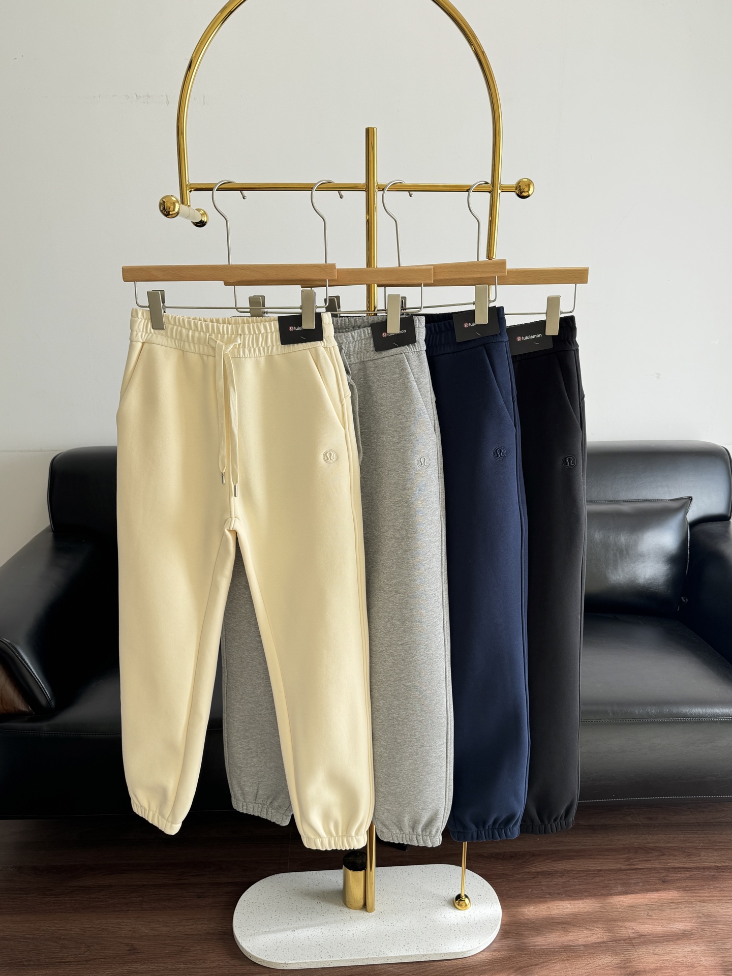 NO:666418,——lulu women’s velvet sports pants. To hide the crotch and cover the flesh, you need lulu!  The suede inside is soft and thick, blocking wind and keeping you warm!  More than that, it keeps you warm while maintaining smoothness and smoothness without looking bulky!  It’s different from all the cuts of sweatpants!  The crotch three-dimensional panels are connected, and the back waist is spliced ​​and cut to enhance the three-dimensional sense of space. The narrow top and wide bottom leg lines naturally narrow the circumference from the thigh to the toe and cover the flesh. There will be no tight bulging feeling. It is simply the savior of all sisters with pear-shaped legs!  The loose straight tapered version has a lot of volume in the hips and legs, and the cut from the calf to the toe is also very straight, leaving room for the calf, not a leg-binding version!  The outer seam is moved forward, and the inner seam is three-dimensionally spliced ​​and expanded from the crotch, and the joint attack creates a slimming effect!  Make your legs slimmer, narrower and straighter!  The Lizi sisters can wear it with confidence. It is very tolerant to various leg shapes. It will not feel like it is tied to the legs. Only the shape of the pants can be seen but the shape of the legs is not visible!  Elastic drawstring waist, elastic pleated ankle cuffs, windproof and neat, small people can wear it without mopping the floor~Double-sided pockets, single hip pocket, built-in drawstring at the waist, three-dimensional soft silicone taping on the back of the calf, polyester fiber cotton fabric!  The lining is densely packed with velvet to block wind and lock in temperature. The upper body is upright and stylish but feels very soft. It is soft and thick, and does not make you look fat!  The small particles of Neria's light velvet are fluffy and soft, and it feels smooth and skin-friendly. It is not the kind of dry fur. The fluffy hollow structure retains air to gather heat and keep warm. It is warm but not stuffy or cool, does not fall or shed, and has the right amount of elasticity!  Size M-3XL off-white gray blue black,, 19860909——lulu 女士加绒运动卫裤 藏胯遮肉这一块还得lulu！内里绒面松软厚实、挡风保暖！不止于此,在保暖的同时照顾到垂顺流畅度,不显臃肿！跟所有卫裤剪裁都不一样！裆部立体裁片衔接,后腰拼接剪裁提高空间立体感,上窄下宽的收脚线条,从大腿一直到脚口的围度自然收窄遮肉,不会有紧绷绷的鼓囊感,简直是所有梨型腿粗姐妹的救星！ 宽松直锥版型,臀腿放量很足,小腿到脚口位置剪裁也很直溜,小腿留有余量,不是束腿版！外侧缝前移,内侧缝从裆部开始立体拼接扩容,联合打击塑成瘦腿效果！显瘦显窄显腿细直！梨子姐妹都可以放心去穿,对各种腿型的包容性都很好,不会有捆在腿上的感觉,只见裤型不见腿型！ 松紧抽绳腰,脚口弹力缩褶扎口防风又利落,小个子穿也不会拖地~两面口袋,后臀单口袋,腰头内置抽绳,小腿后立体软硅胶压胶  聚酯纤维棉面料！内里加绒密实挡风锁温,上身立整有型但手感很松软,软糯糯厚墩墩一条,不会有支棱显胖的感觉！ 内里亚光绒小颗粒蓬松柔软,摸起来柔滑亲肤,不是那种干柴的毛毛,蓬松中空结构留存空气聚热保暖,暖和不闷不反凉,不倒绒不掉毛,有适量弹性！ 码数M-3XL 米白 灰色 蓝色 黑色,, ,Women's clothing