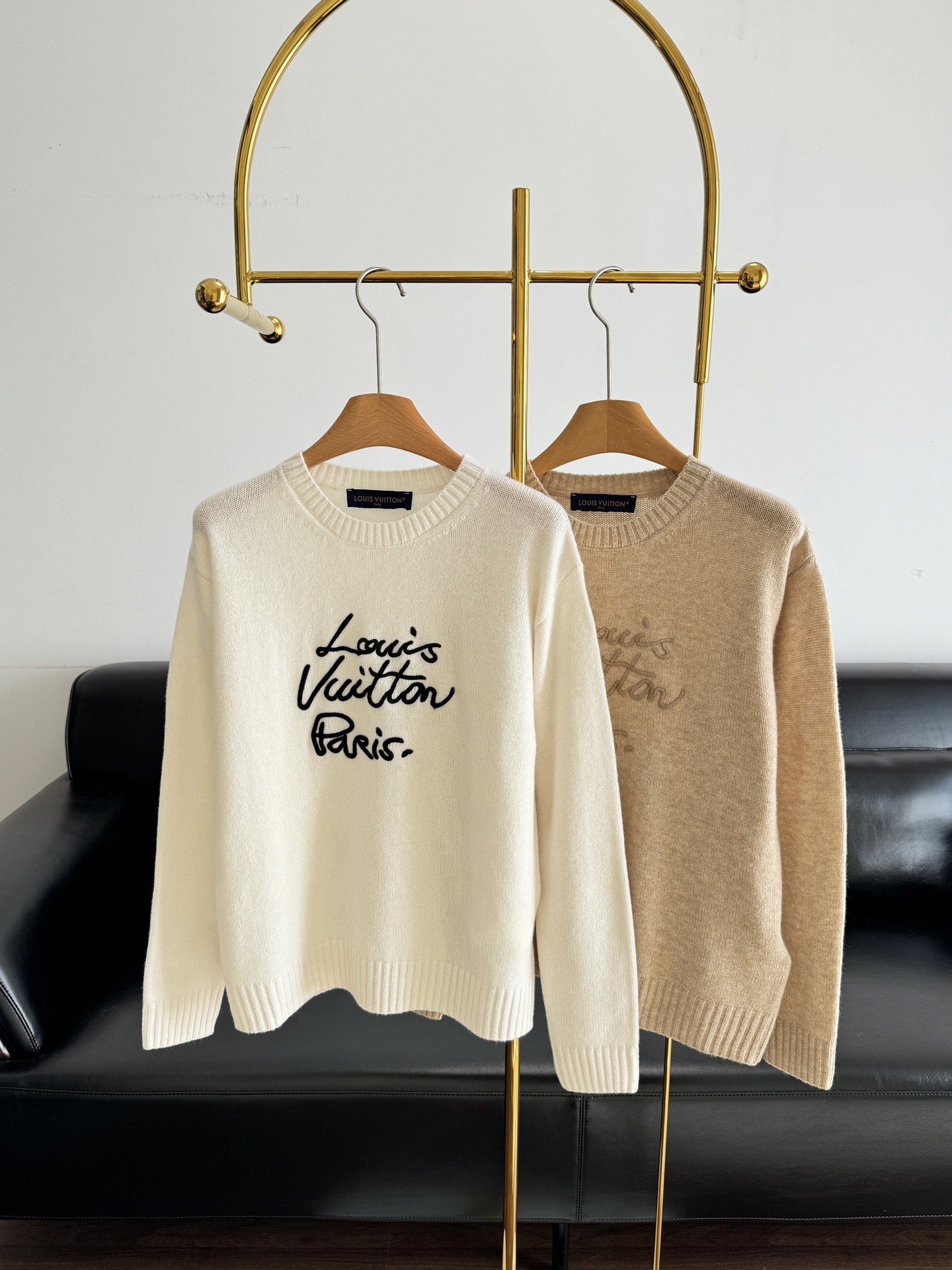 NO:666429,——LV 25FW new autumn and winter embroidered cashmere knitted sweater, full of low-key luxury! Cashmere material, soft and delicate, super comfortable to wear next to the body, with excellent warmth retention in autumn and winter. The version is very tolerant to the body. Whether it is worn alone to create a casual feeling, or worn as an inner layer under a coat or windbreaker, it is very suitable. Size sml off-white khaki, louis vuitton, sweaters,  19860909——LV 25FW秋冬新款 刺绣羊绒针织毛衣 低调奢华感满满!山羊绒材质,柔软细腻,贴身穿超舒服,秋冬保暖力在线器.版型对身材包容性很好.无论是直接单穿营造随性感觉,还是作为内搭叠穿在大衣或风衣里面,都非常合适. 码数sml 米白 卡其,,louis vuitton,sweaters, ,Women's clothing