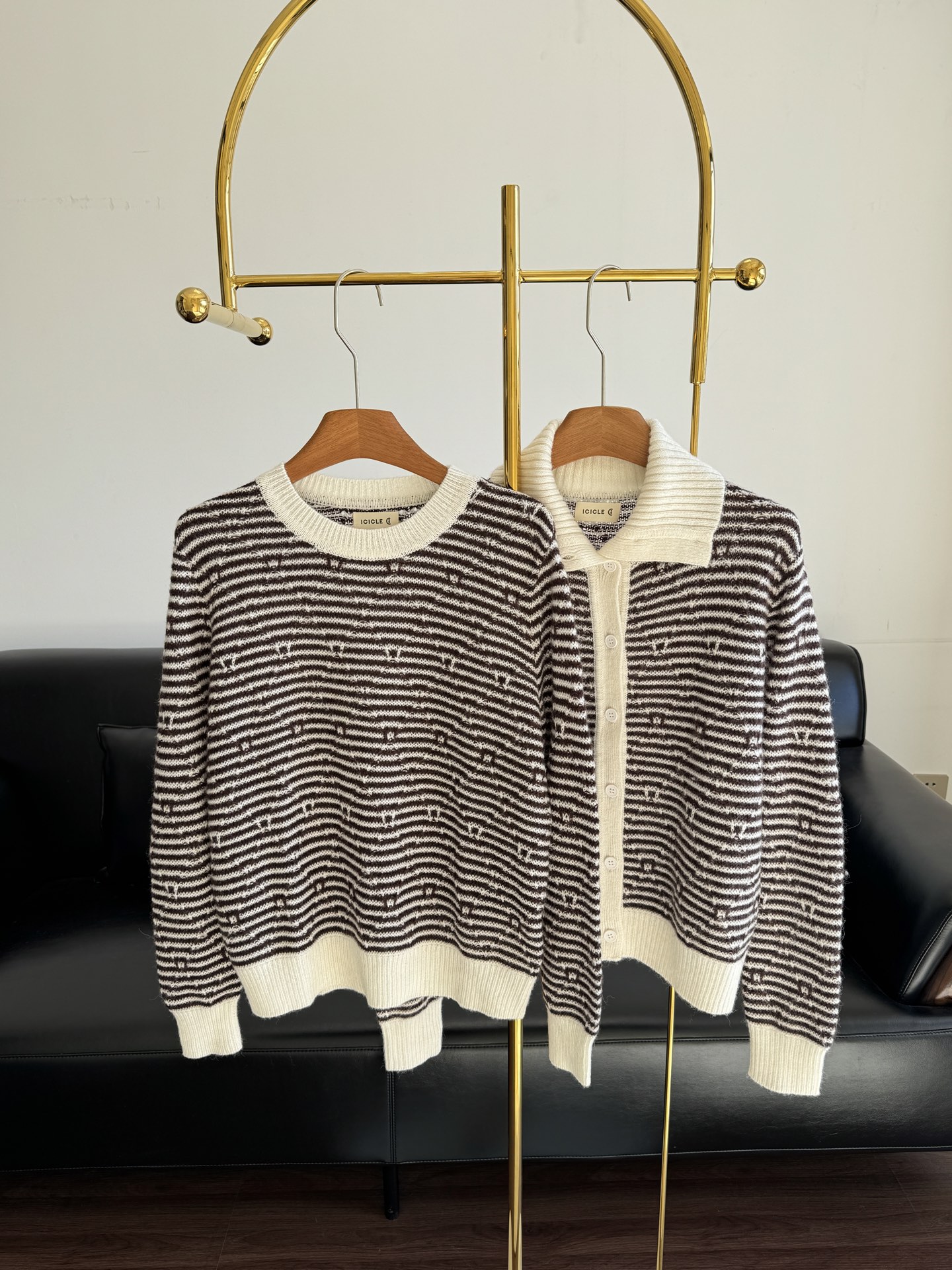 NO:666435,Knitted Sweater Cardigan ICICLE's Cashmere Striped Knitted Sweater is full of autumn and winter atmosphere. 76% cashmere, 24% mulberry silk. You can tell it is very comfortable just by looking at this combination, but please be sure to get up and feel it. It's amazing!  The white stripes are very cool and elegant!  It can not only create a lazy and casual sense of relaxation, but also add a sweet temperament inadvertently!  Size sml sweater cardigan,  19860909针织衫开衫 ICICLE之禾丝羊绒条纹针织衫 秋冬氛围感拉满 76羊绒,24桑蚕丝,光看这个配比肯能知道很舒服,但请一定要上身去感受,绝了呢！咖白条纹很大气温婉！既能打造慵懒随意的松弛感,又能在不经意间增添甜美气质！ 码数sml 针织衫 开衫,, ,Women's clothing