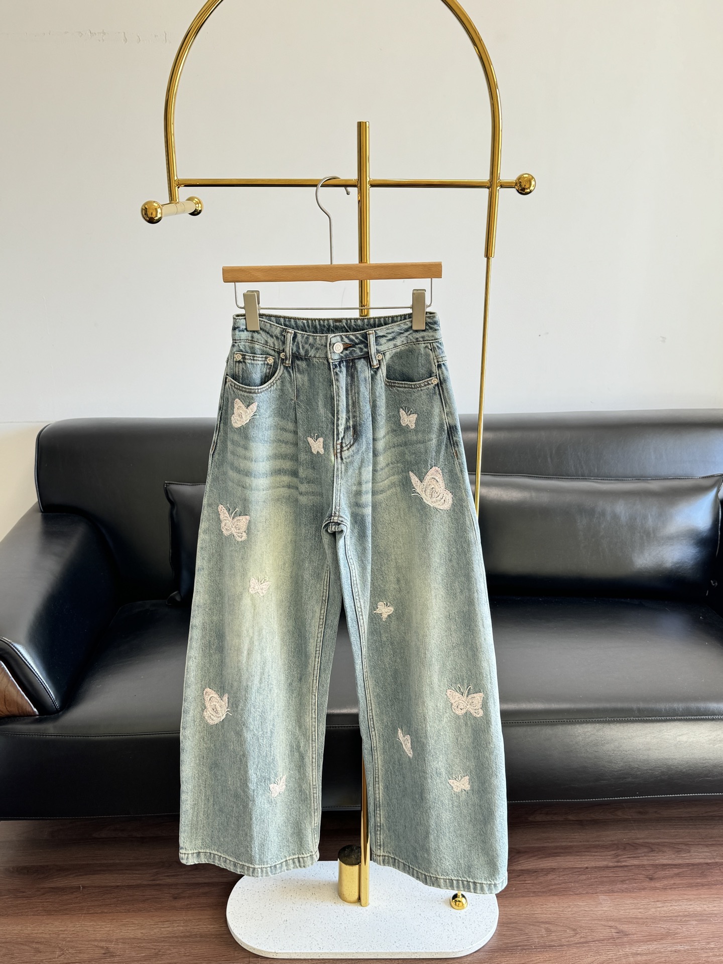 NO:666431,——ANN-Beaded Butterfly Embroidered Scimitar Regular Style Jeans ANN’s popular Butterfly Scimitar Jeans are legendary!  The scimitar wide-leg version hides the flesh and shows off the waist-to-hip ratio. The butterfly embroidery and hand-made beading are super exquisite. Whoever wears the original customized texture will love it ~ Made of double-yarn denim fabric, the texture is three-dimensional and soft to the touch. It also retains the stiffness of the denim fabric and is not easy to deform and pill after long-term wear. The light blue washed distressed tone has a retro atmosphere.  The scimitar-style curvature of the trouser line drapes naturally along the leg line, which not only makes the legs straight, but also optimizes the waist-to-hip ratio and makes the body curve more graceful; the high waistline design accurately raises the waistline, visually transforming into a 'nine-headed body'  Butterfly embroidery + hand-made beading, original customized three-dimensional embroidery pattern, pink and white embroidery thread outlines the flexible shape of the butterfly, and the most eye-catching thing is the hand-made bead embellishment on the embroidery. Each bead is sewn by hand, reflecting the fine luster under the light, three-dimensional and exquisite. A pair of jeans that can be worn in all seasons, so versatile that it screams. Sizes S-M-L,,jeans, 19860909——ANN-珠蝴蝶绣花弯刀常规款牛仔裤 ANN爆款蝴蝶弯刀牛仔裤封神了！弯刀阔腿版型藏肉又显腰臀比,蝴蝶刺绣+手工珠缀超精致,原版定制的质感谁穿谁爱～ 双纱牛仔面料打造,纹理立体、手感柔软,同时保留了牛仔面料的挺括度,久穿不易变形、起球.浅蓝水洗做旧的色调,自带复古氛围感. 弯刀式的裤线弧度,顺着腿部线条自然垂坠,不仅显腿直,还能优化腰臀比,让身形曲线更优美；高腰线设计精准拉高腰线,视觉上秒变“九头身” 蝴蝶刺绣+手工珠缀,原版定制的立体刺绣图案,粉白相间的绣线勾勒出蝴蝶的灵动形态,更点睛的是刺绣上的手工珠点缀,每一颗珠子都由手工缝制,灯光下折射出细碎光泽,立体又精致 一条穿四季的牛仔,百搭到尖叫 尺码S-M-L,,jeans, ,Women's clothing