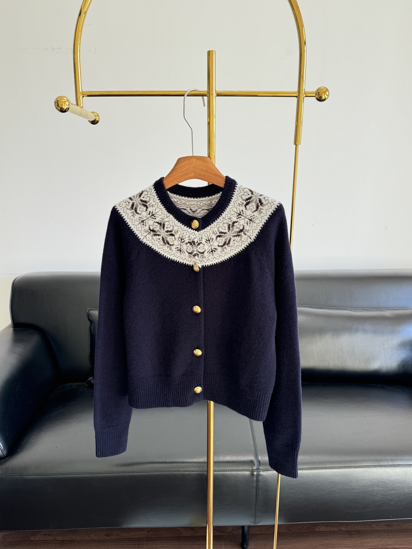 NO:666425,——celine25Ss autumn and winter latest retro Fair Isle pattern cashmere cardigan. It is retro and fashionable. It has a great atmosphere. If you like retro style, don’t miss it. The color is very beautiful and very classic. The version is not picky. It uses cashmere yarn and is paired with small gold buttons. It has a sense of detail, retro and exquisite!  Gold buttons are embellished, the details are perfect, the round neck design is versatile, and it can be easily used for commuting and leisure. Size 36 38 40,,celine, 19860909——celine25Ss秋冬最新款复古费尔岛图案羊绒开衫 复古时髦 很有氛围感 喜欢复古风的不要错过了 配色很好看 非常经典 版型也不挑人 采用羊绒纱线 搭配小金扣 很有细节感 复古又精致！金色纽扣点缀,细节满分,圆领设计百搭,通勤休闲都能轻松驾驭 码数36 38 40,,celine, ,Women's clothing