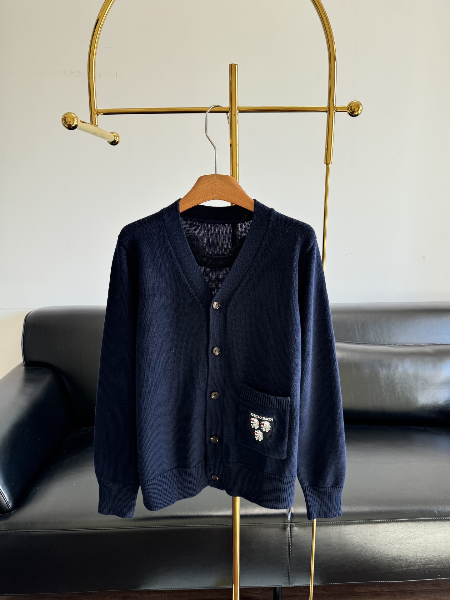 NO:666414,——JWAnderson knitted cardigan. Navy blue wool blend, soft and warm, perfect for autumn and winter! V-neck + metal button design, three lions shield embroidery on the lower left pocket, full of retro college style. Loose fit, easy to layer or wear alone, can be easily used for commuting, campus, and daily outings. Paired with jeans or casual pants, the lazy and fashionable feeling is full! Size s-xl,,jeans, 19860909——JWAnderson 针织开衫 藏蓝色羊毛混纺,柔软又保暖,秋冬穿超合适!V领+金属纽扣设计,左下口袋有三狮盾标刺绣,复古学院风满满.宽松版型,叠穿或单穿都很OK,通勤,校园,日常出街都能轻松驾驭,搭配牛仔裤或休闲裤,慵懒时髦感直接拉满! 码数s-xl,,jeans, ,Women's clothing