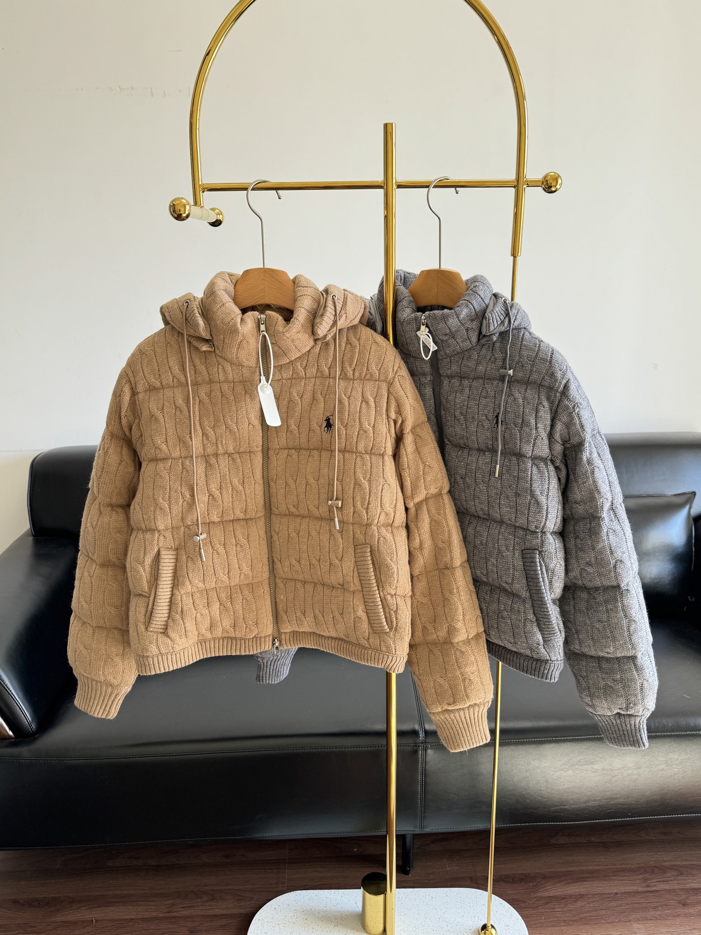 NO:666419,Comes with a dust bag - Ralph Lauren Pony Twist Hooded Down Jacket. This is the kind of relaxation that autumn and winter should have. You can rely on this to keep yourself cool!  The knitted fabric is so soft that it feels like being wrapped in a bed. The wool quilt is filled with velvet to keep warm but not bulky. The details of the small label are very exquisite, and it looks Korean with any outfit!  It doesn't weigh down your height if you wear it, so it's suitable for commuting and dating!  For sisters who don’t want to dress like a bear but want to stay warm in winter, this is a lock. The size is sml, khaki, gray, down jacket, hats,  .19860909配防尘袋——拉夫劳伦 小马麻花连帽羽绒服这才是秋冬该有的松弛感 降温就靠这件续命了！ 针织面料软到像裹了床羊毛被充绒巨保暖但不显臃肿~小标标细节很精致,随便搭都韩里韩气的！ 小个子穿也不会压身高,通勤/约会穿都适配！ 冬天不想穿得像熊又想暖和的姐妹,这件锁死 码数sml 卡其 灰色,,down jacket,hats, ,Women's clothing