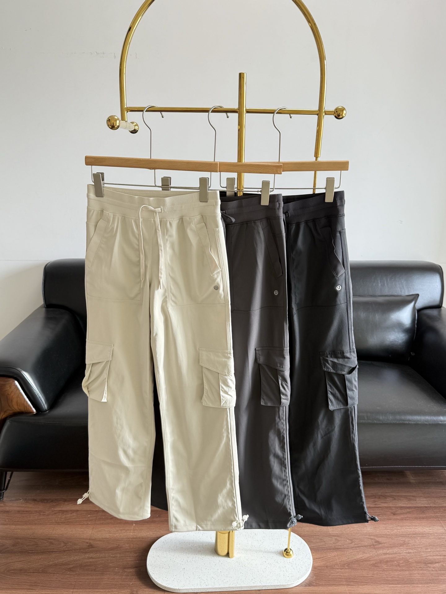 NO:666900,Velvet style - lululemo*n Dance studio drawstring overalls 95 nylon 5 spandex!  Soft and light to the touch, delicate to the touch, soft and thin, anti-wrinkle, and supports the entire shape!  Super comfortable!  There will be no friction when worn for a long time and it is anti-tear and anti-wrinkle. The elastic waist design shows the waistline!  There is also an adjustable drawstring, which has the taste of American lulu. It is clean and handsome. It really has a cool and handsome upper body that is stylish yet loose!  Whether it is commuting in the city or outdoor hiking and climbing, it can be easily controlled. Size 4 6 8 10 12 white black gray, dior,  19860909加绒款——lululemo*n Dance studio 抽绳工装裤 95尼龙5氨纶！触感柔软轻盈 触感细腻柔软还轻薄 抗皱 支撑起整个版型！超级舒服自在！久穿久走都不会有摩擦感 而且具有抗撕裂抗皱的性能 松紧腰设计 显腰线！还有可调节抽绳,属于美式lulu的味道 干净利落帅气说的就是它了 真的属于上身有型还松垮的痞帅感！ 不管是城市通勤,还是户外远足攀登等运动都可以轻松驾驭 码数4 6 8 10 12 白色 黑色 灰色,,dior, ,Women's clothing