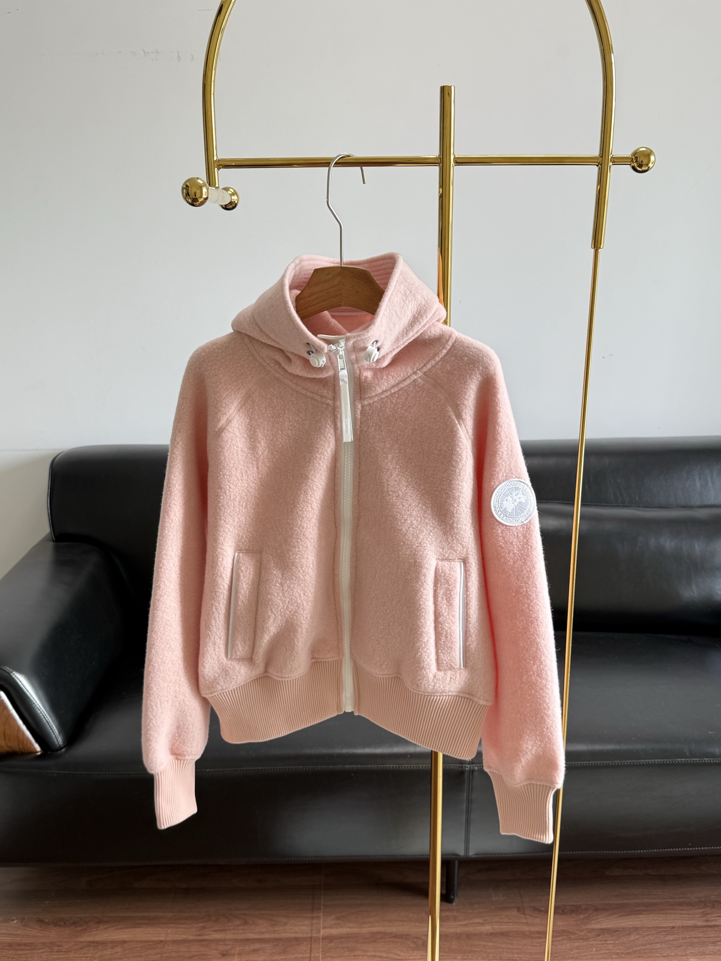 NO:666881,——Big Goose Wool Hooded Jacket. Canada Goose’s new color this year is so beautiful!! The pink color is very soft and light. It just makes you feel amazing when you put it on. It feels warm after wearing it for a while. The loose version is mainly for daily leisure and comfort. It’s ok to wear it with a base underneath. It’s a very thick jacket!  Super warm!  Wear this piece to easily survive the winter in the South!  !  It feels like it will soon replace the down jacket in my wardrobe~ The wear rate is too high!  Size sml,,jackets & coats,jackets & coats,down jacket,hats, 19860909——大鹅羊毛 连帽外套 加拿大鹅这件今年新色太美了!! 粉色淡淡的很温柔 一上身只有惊艳的感觉 穿一会就好暖和 宽松版型主打一个日常休闲舒适～里面随便穿一个打底就ok,挺有厚度的一件夹克！超级暖和！ 南方穿这一件轻松过冬！！ 有了它感觉快取代我衣柜里的羽绒服了～ 实穿率太高！ 码数sml,,jackets & coats,jackets & coats,down jacket,hats, ,Women's clothing