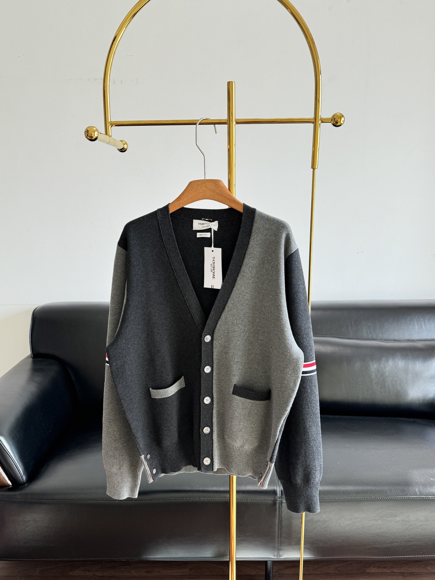 NO:666868,——TB Classic V-neck Knitted Cardigan Who doesn’t want to have an age-reducing cardigan that is clean, stylish and generous, with classic and attractive gray color matching!  The long-sleeved cardigan is a classic college-style ceiling wardrobe. Whoever wears it looks good will definitely buy it! 100 cotton fabric!  The fineness is top-notch, the hand feels delicate and soft, and has a certain thickness. The exquisite texture is rich in layers, soft and sinewy. With good fabrics, you can wear it casually, and it will be as comfortable as you like!  Code number s-xl,, 19860909——TB 经典 V领针织开衫 谁不想有一件减龄开衫,干净利落,时髦又大方,经典耐看的灰色拼色 ！长袖开衫万年经典款学院风的天花板衣橱,谁穿谁好看必入!100棉面料！精细度堪称一流,手感细腻柔软,有一定厚度.精致的肌理感富有层次,松软不失筋骨.好的面料,你随便穿,贴身穿怎么穿怎么舒服！ 码数s-xl,, ,Women's clothing