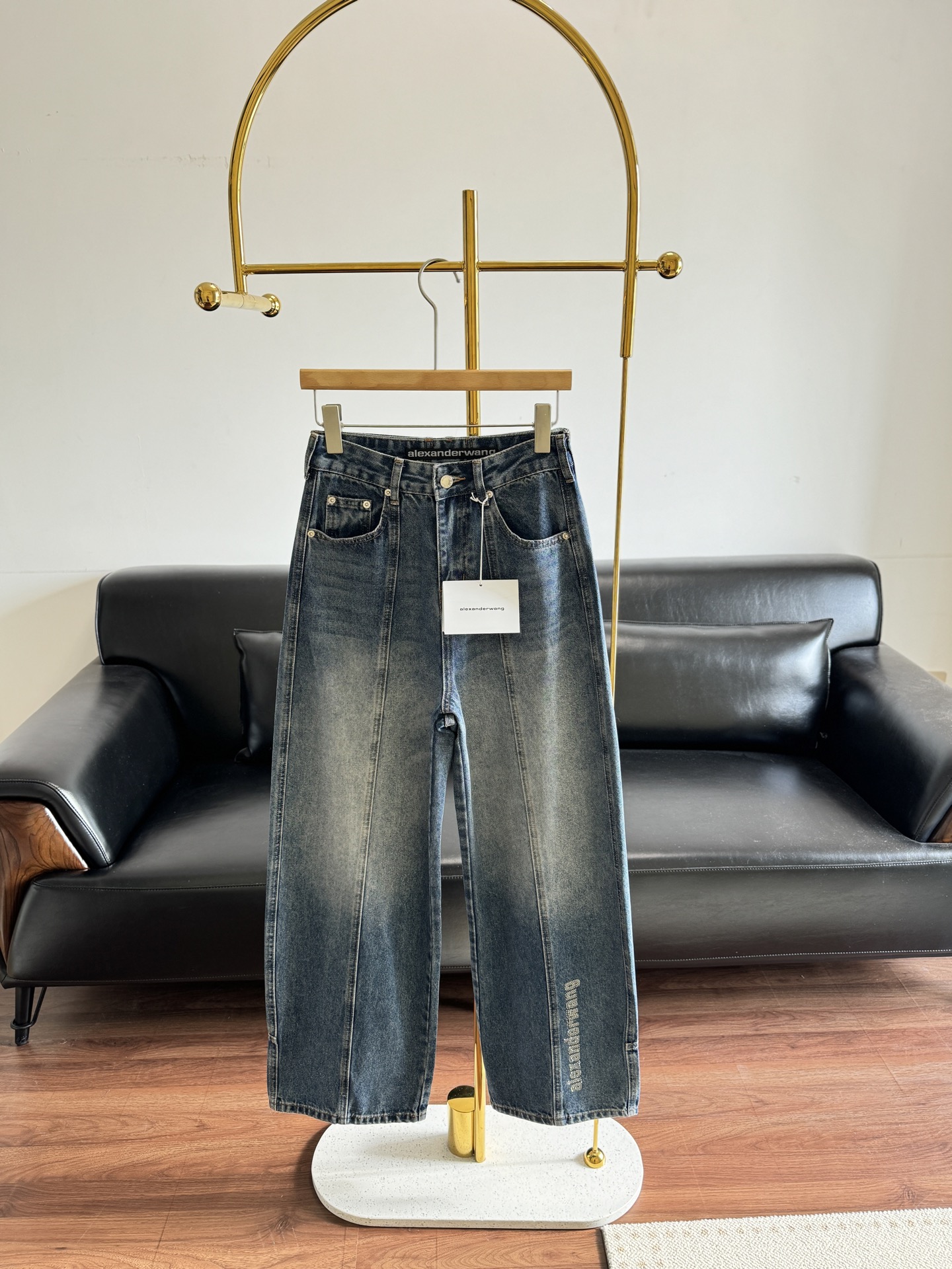 NO:666874,——King’s wide-leg regular jeans with perforated letters. Ultra-high-end washed blue jeans. The style is high-waisted and slimming. You’ll fall in love with it at first sight!  Customized high-end denim fabric, super malleable and easy to wear!  The high-density fabric has high color and is not easy to fade. The jeans have a good quality and are durable and not easy to deform!  When opening the mold for hardware accessories, you must keep a pair of jeans. They are so good-looking! No matter what leg shape is not straight, it is totally ok. If the legs are not straight, thick calves are even more of a blessing. See for yourselves, even a small person looks taller!  Super nice!  Code number sml,, ,jeans, 19860909——大王 字母烫钻阔腿常规款牛仔裤 超高级的洗水蓝色牛仔裤 版型 高腰显瘦一眼就爱上！ 定制了高端牛仔面料,延展性超强,超好穿！高密度的面料,色泽度高不易掉色,牛仔裤的品质感很好,耐穿耐磨不易变形！五金配件开模 一定要留的一款牛仔裤 太好看了!什么腿型不直,完全都ok 腿不直小腿粗更是福音般的存在 你们自己看,真的小个子都显高！超nice！ 码数sml,, ,jeans, ,Women's clothing