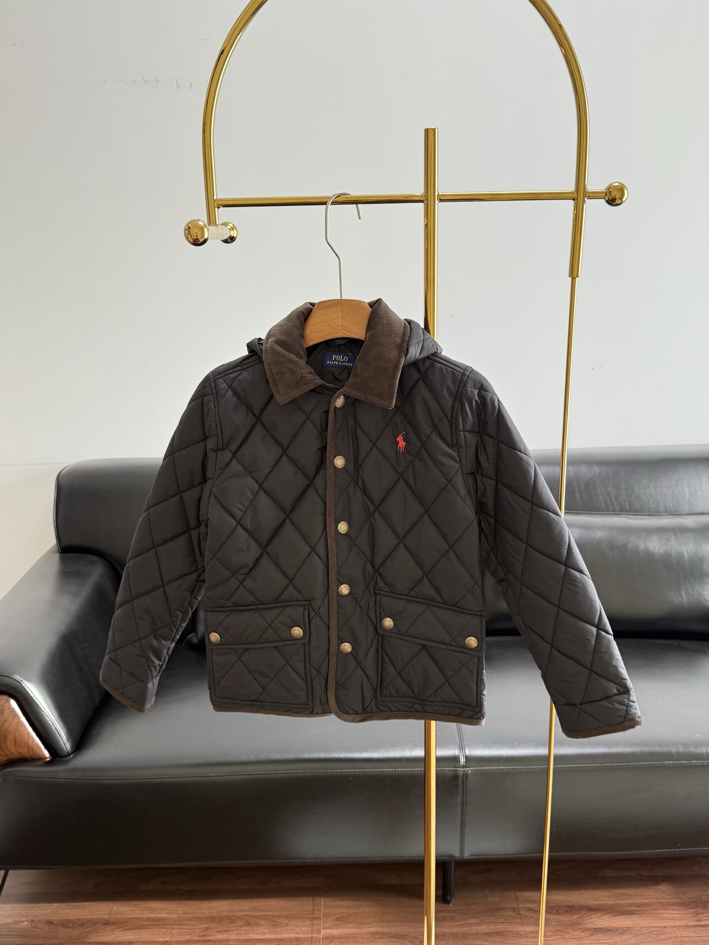 NO:666894,——Ralph Lauren's hooded cotton jacket for older children. Compared with the bloated feeling of ordinary cotton jackets, this Ralph's straight version hides the flesh of the waist and abdomen. The rhombus quilting and hood design make the whole piece of clothing instantly look younger and more layered. It is visually very proportional!  Each vintage copper-colored snap button is engraved with the brand. It looks very textured when viewed from a distance. Size m l xl, loro piana, hats,  19860909——拉夫劳伦 大童连帽棉服 比起普通棉服的臃肿感 这件Ralph直筒版型藏住腰腹肉肉 菱格绗缝和帽子设计让整件衣服瞬间减龄和层次感 视觉上很显比例！ 每一个复古铜色按扣都有品牌镌刻 远看近看都很有质感 码数m l xl,,loro piana,hats, ,Women's clothing