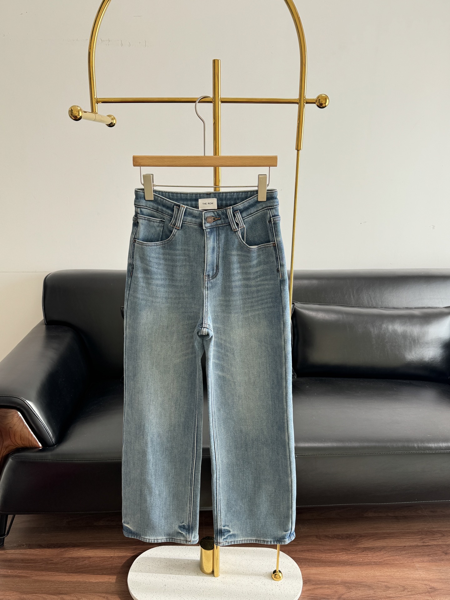 NO:667386,——the row straight-leg thickened velvet jeans. This pair is worth collecting!  The three-dimensional effect is visible to the naked eye!  If the pants have the right shape, they will look stylish no matter who you wear them. It has nothing to do with your own leg shape!  You can always trust the aesthetics of the row!  The style is so stunning that you will be amazed!  !  Lined with velvet, Turkish cotton fabric!  Code number s-xxl,,jeans, 19860909——the row 直筒加厚绒牛仔裤 这条是值得收藏的！肉眼可见的立体感啊！裤型到位,谁穿都一样有型,跟自身的腿型就没啥关系了！你可以永远相信the row的审美！版型惊艳的程度上身会感叹！！内里加绒,土耳其棉面料！ 码数s-xxl,,jeans, ,Women's clothing