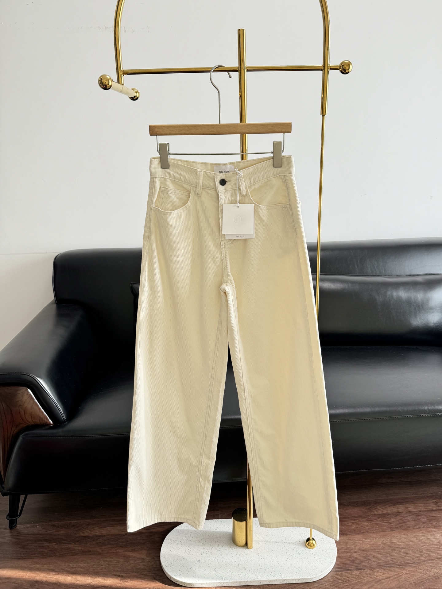 NO:667380,——The row corduroy straight pants are made of corduroy fabric. The velvet on them is fine and soft, and feels soft and waxy. The shape is correct and does not stick to the legs, so it will not make you look fat at all, and the fabric is textured and comfortable on the upper body!  The classic and simple high waist can invisibly raise the waistline and elongate the leg lines, creating the visual effect of 'invincible long legs'. The loose straight version can well cover the flesh of the thighs. It is ankle-length and nine-point long, neat and stylish, making the leg lines look slimmer. Size 25-30,  19860909——the row 灯芯绒直筒裤 采用灯芯绒面料, 上面的绒绒细柔软,摸起来软糯软糯的. 版型正 不贴腿所以丝毫不会显胖, 而且面料有质感上身敲舒服！ 经典简约的高腰,能在无形中提高腰线、拉长腿部线条,打造“无敌大长腿”视觉效果恰到宽松的直筒版型,能很好的掩盖住大小腿的肉肉.及踝九分长度,利落有型能让腿部线条看起来更加纤细 码数25-30,, ,Women's clothing