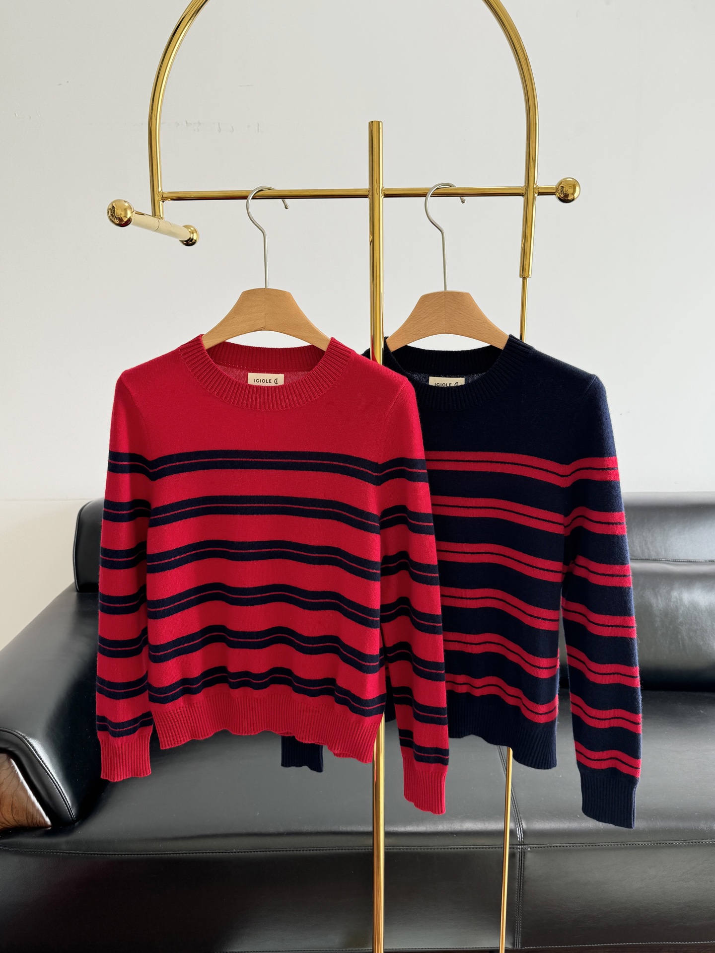NO:667373,——ICICLE Women's 2025 Autumn Wool Striped Sweater. The sheep wool fabric has a soft luster, is light and soft, warm and comfortable. It is really safe in autumn and winter. It is both warm and easy to wear with a sense of luxury. I love it~ The styles are the most basic, versatile and easy to wear. Round neck design, easy to match, classic stripe elements, simple and versatile, no pressure to match anything. Size m l xl red blue blue red,  19860909——ICICLE之禾女装2025秋季羊毛条纹针织衫  绵羊毛面料光泽柔和,轻盈柔软,保暖舒适 秋冬有它真的安全感满满,既保暖又能轻松穿出高级感,狠狠爱住～版型都是最基础的,百搭不挑人穿圆领设计,易于搭配,经典条纹元素,简约百搭,搭配什么都毫无压力 码数m l xl 红蓝 蓝红,, ,Women's clothing