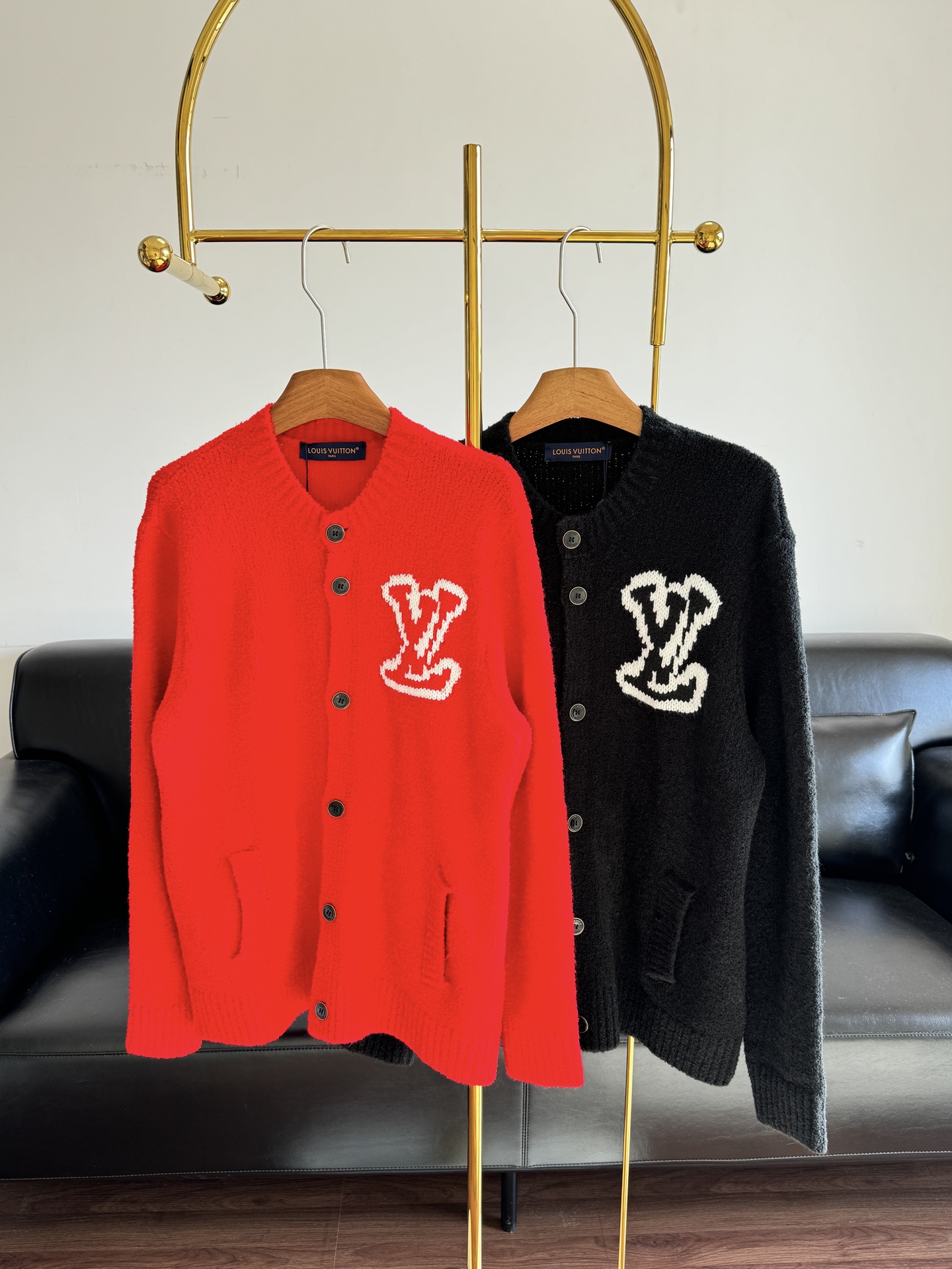 NO:667379,——LV intarsia cardigan made of wool!  You will be full of praise when you see the real thing!  The round-neck cardigan has a single-breasted design and a loose and casual fit. If conditions permit, be sure to keep it for yourself!  !  !  The feeling of texture is difficult to describe, but it can make people directly feel the gap between brand and currency from the details. If you are picky about aesthetics or tired of aesthetics, buy it, buy it, buy it!  !  !  Size s-xl red blue, louis vuitton,  19860909——lv 嵌花开衫 羊毛材质！看到实物会赞不绝口的！ 版型圆领开衫单排扣设计,宽松休闲版型, 条件允许的一定要自留！！！ 质感这种感觉很难描述,但却能让人从细枝末节里直接感受到品牌和通货的差距,审美挑剔,审美疲劳的,买它买它买它！！！ 码数s-xl 红色 蓝色,,louis vuitton, ,Women's clothing