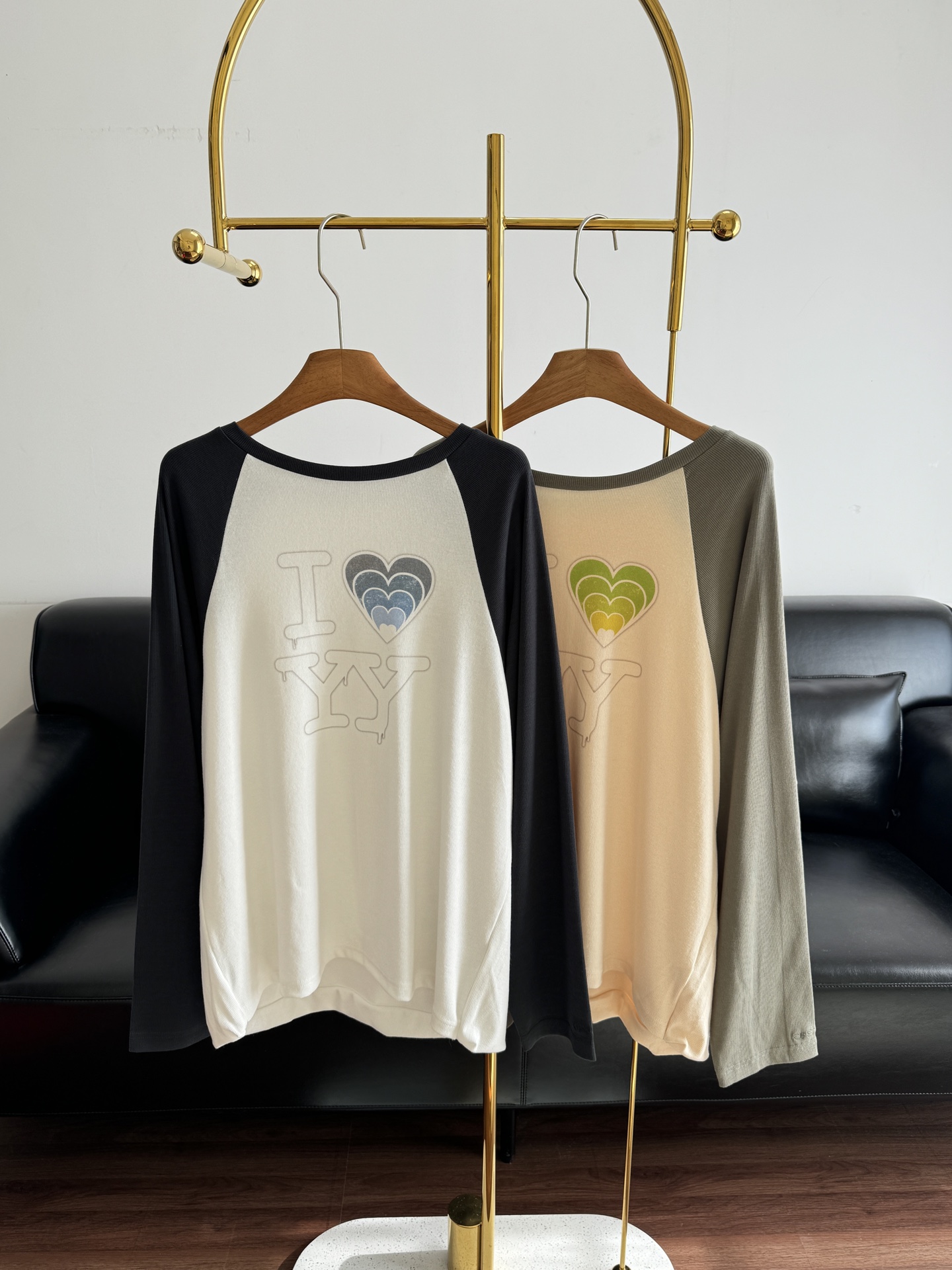 NO:667376,——OPEN YY｜New early spring long-sleeved t-shirt sisters!  !  The new 26SS product is really beautiful. The upper body effect is perfect. It has a great atmosphere ~ Pure cotton fabric!  The raglan sleeves have a very academic feel and are extremely white!  The gradient blue love heart print is also very nice. It gives me the feeling of a Korean high school girl. Size sml,, 19860909——OPEN YY｜早春新品长袖t 姐妹们！！ 26SS新品真的太好看啦 上身效果简直完美 超有氛围感～ 纯棉面料！很学院感的插肩袖 巨显白！渐变蓝的爱心印花也很好看 一整个韩国女高的感觉 码数sml,, ,Women's clothing