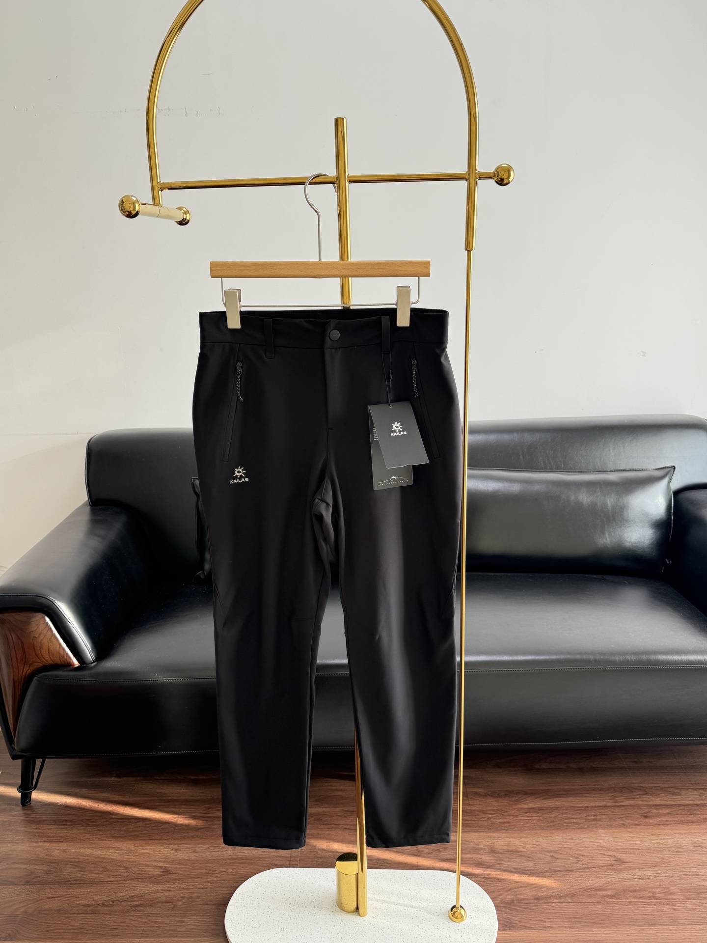 NO:667367,——Kai Stone Men's Warm and Splash-Repellent Fleece Soft Shell Pants As an outdoor enthusiast, buying these Kai Luo Stone soft shell pants is a wise choice in autumn and winter. The thickened and velvet fabric feels very weighty, and the anti-static design perfectly solves the awkward sparks of putting on and taking off clothes in autumn and winter. You no longer have to worry about static electricity problems during outdoor activities.  The fabric is soft but tough enough, so there is no restriction on the movement of the knees and waist when hiking. The most considerate thing is the design of the trouser legs. The cuffs are windproof and easy to match with hiking boots. The brand's care can be seen in the details. It is especially recommended to friends who need frequent outdoor activities. It is really warm and practical. It has good warmth.  Style Stone Locke Plus men's warm and splash-proof fleece soft shell pants, Yuan single windproof and water-repellent woven soft shell, with dense fleece inside, not afraid of wind and rain, but also has a heating effect, rejecting old cold legs, the outer woven shell keeps warm and locks in temperature while avoiding bloat, neat and stiff, not thick, anti-pilling, non-sticky and non-shrinking.  Straight-leg trousers, ergonomic 3D cutting and splicing design, fit well and modify the leg shape without being tight, warm, comfortable and flexible. It is flexible and comfortable to wear as casual pants, and it is smart and not procrastinating to wear as small trousers for commuting!  Definitely worth owning a pair for casual outdoor/workplace commuting. The trousers are easy to hold and have loose volume to modify the shape of the legs, making them look slimmer and hiding fat!  During outdoor activities, the movements of the knees and waist are completely unrestricted when hiking. The most considerate thing is the design of the trouser legs. The closing process is both windproof and easy to match with hiking boots. The brand's care can be seen in the details. Dust-proof YKK zipper pockets on both sides are smooth, durable and not stuck!  The printed soft rubber tack is used as a pull label to hold the mobile phone safely and prevent it from being lost. The velvet lining is added to keep warm and does not affect the shape of the pants!  The back paneling is connected at the knee position, and the front side corresponds to two three-dimensional gathers. The upper body has a smooth three-dimensional sense. The hips and hips are stylish without being tight, without dropping the crotch, and without bulging, which improves flexibility when squatting~ The inner edges are neat and solid, wear-resistant and not easy to tear!  The drawstring at the foot can be adjusted for tightness, effectively preventing wind!  Code number 32 34 36 38,,boots, 19860909——凯石头 男士保暖防泼抓绒软壳裤 作为户外爱好者,入手这条凯乐石软壳裤真是秋冬季节的明智之选,加厚加绒的面料摸起来就很有分量,抗静电设计完美解决了秋冬穿脱衣物的火花尴尬,户外活动时再也不用担心静电问题. 面料柔软但足够坚韧,徒步时膝盖和腰部的活动完全不受限制.最贴心的是裤脚设计,收口处理既防风又方便搭配登山靴,细节处可见品牌的用心.特别推荐给需要频繁户外活动的朋友们,保暖实用是真没话说.保暖有型石头洛克lus男士保暖防泼抓绒软壳裤,Yuan单防风防泼水梭织软壳,内里复合绵密抓绒,无惧风雨还自带发热效果,拒绝老寒腿,外层梭织壳保暖锁温的同时避免臃肿,利落挺括不显厚重抗起球不粘毛不缩水, 直筒裤型,符合人体工学的3D立裁拼接设计,合身fit修饰腿型不紧绷,温暖舒适又灵活 作为休闲裤来穿灵活舒适,通勤做小西裤干练不拖沓！绝对值得人手一条休闲户外/职场通勤轻松拿捏裤管有松量修饰腿型,显瘦藏肉！ 户外活动时,徒步时膝盖和腰部的活动完全不受限制.最贴心的是裤脚设计,收口处理既防风又方便搭配登山靴,细节处可见品牌的用心. 两侧防尘YKK拉链口袋,顺滑耐用不卡顿！印花软胶套结做拉标,装手机安全防丢,加绒内衬保暖且不影响裤型！ 膝盖位置后侧拼裁衔接,前侧对应两处立体收褶,上身自带流畅的立体感,臀胯有型不紧绷、不掉裆,不鼓包,提升蹲起时的灵活度～ 内里拷边整齐扎实,耐磨耐穿不易撕裂！ 脚口带抽绳可调节松紧,有效防风！ 码数32 34 36 38,,boots, ,Women's clothing