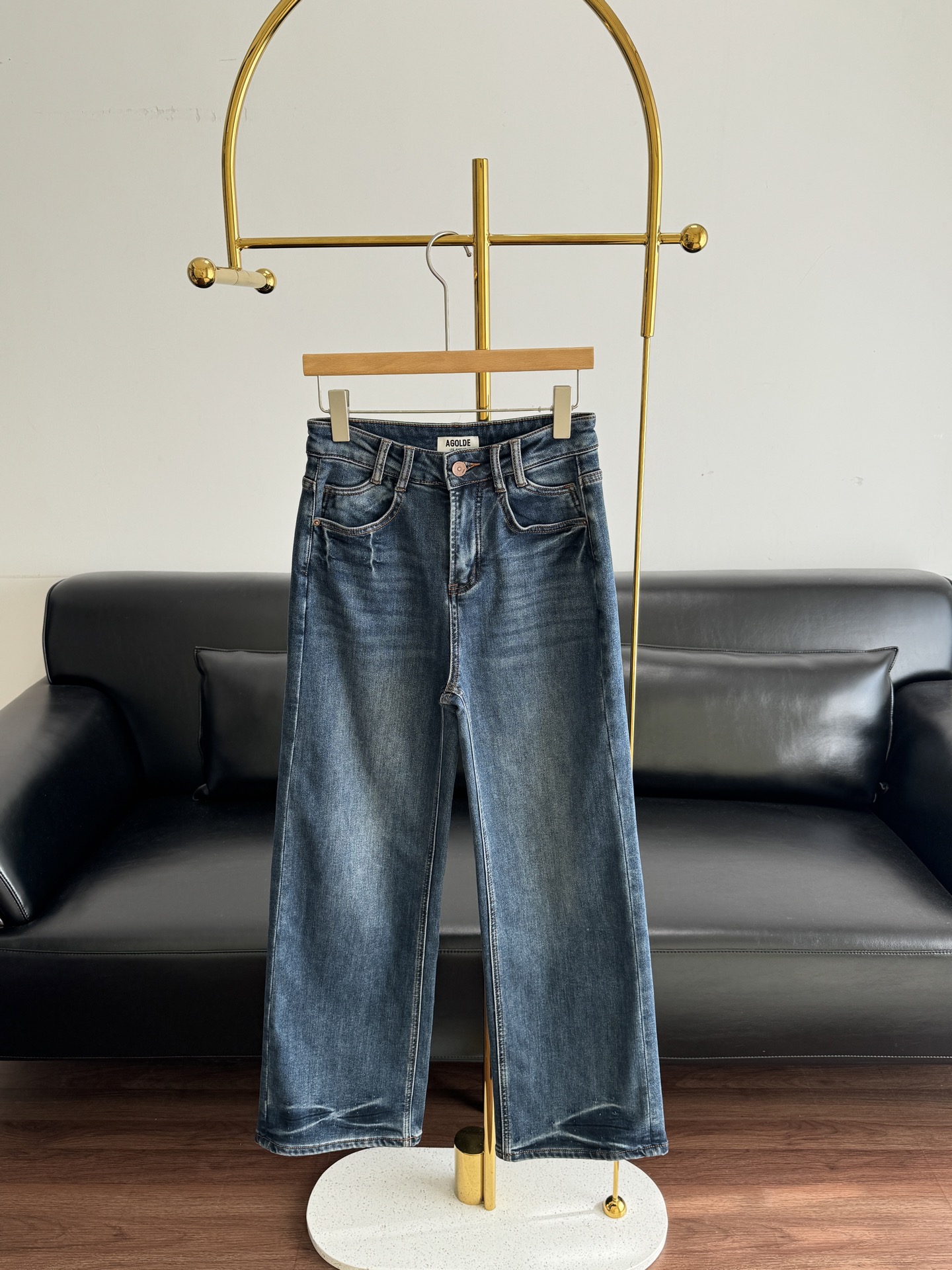 NO:683050,——Agolde straight wide-leg thickened velvet jeans. A pair of fairy pants that have a heightening effect!!! They are very cool and handsome with such a loose silhouette. They have a fashionable and lazy atmosphere!  The lining is made of cotton fabric!  The texture of the cloth is clear and there is absolutely no stuffiness!  HIN breathable!  There is no feeling of restraint at all!  The soft and delicate fabric gets rid of the inherent stiffness of denim!  Breathable and sweat-wicking to keep you feeling refreshed~ The lines of the pattern are very smooth, and with the drape of the fabric, it will subtly stretch along the waistlines on both sides to modify your body shape~ It can be easily controlled by ordinary shirts/tee-shirts!  Size s-2xl,,jeans,shirts,19860909——Agolde 直筒阔腿加厚绒牛仔裤 一条穿上自带增高效果的神仙裤子!!!很有痞帅感配上这样松度的廓形 时髦慵懒的气息十足！ 内里加绒采用棉面料！布面纹理清晰,绝对不会有闷热感！HIN透气！也完全不会有束缚感！柔软细腻的面料摆脱掉牛仔固有的生硬感！透气排汗保持清爽感~版型的线条很流畅,加上面料的垂感,它会沿着你两侧的腰线巧妙地伸展过渡修饰身形～平时的衬衫/tee恤都能很好驾驭喔！ 码数s-2xl,,jeans,shirts,,Women's clothing