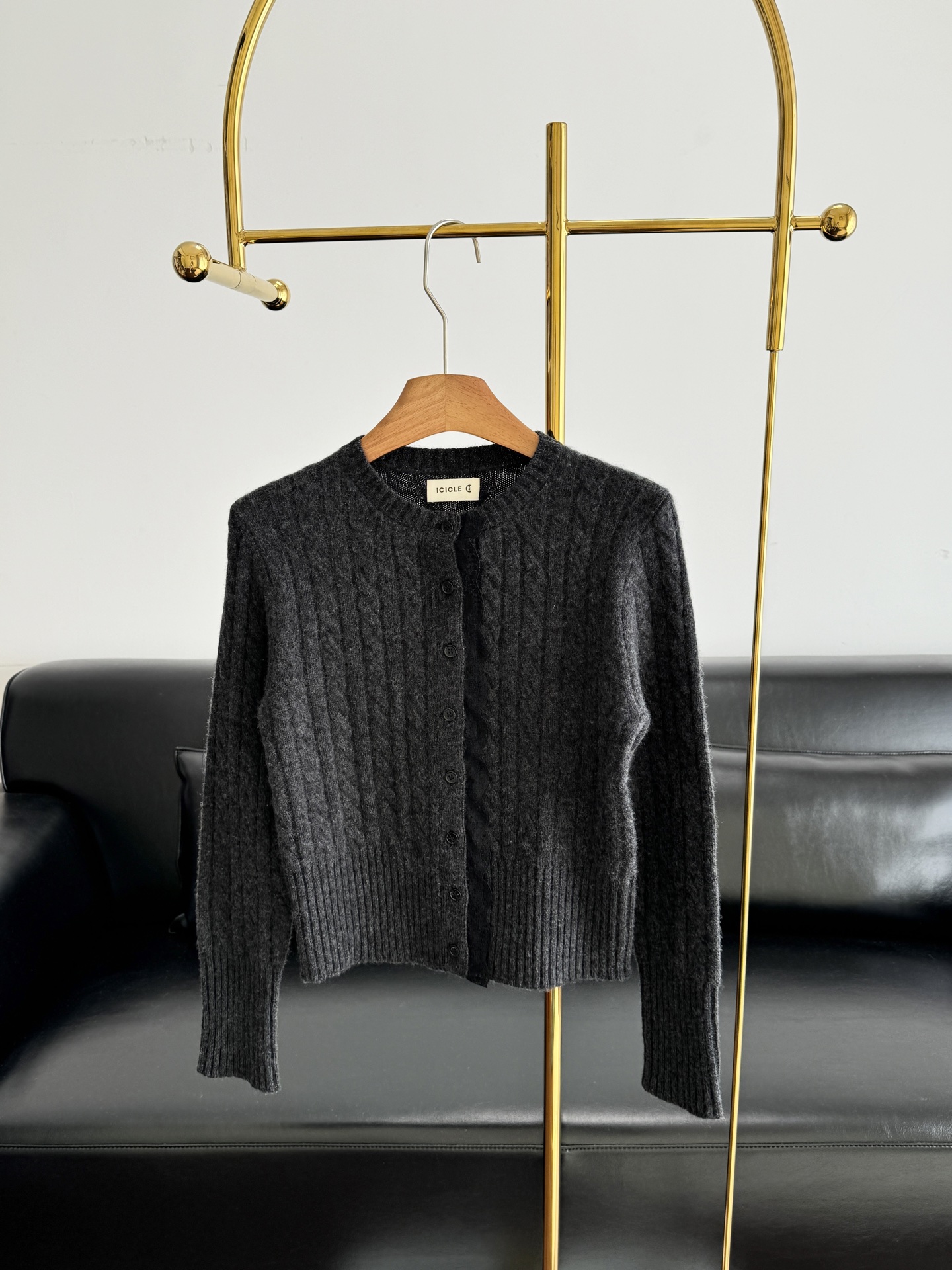 NO:683042,——ICICLE 25 winter lace wool knitted cardigan, high-end and slimming together! The texture is so good, lace splicing, mulberry silk blended alpaca cashmere fabric, light and non-pressing, warm and skin-friendly, one piece can provide comfort and dignity in winter. Soft and waxy, skin-friendly, delicate and not tight~ The colors are also very matchable, making it the best choice for autumn and winter~  Code number s-xl,,19860909——ICICLE之禾25冬 蕾丝花边羊毛针织开衫 高级感与显瘦焊死了! 质感太好了 篙级感蕾丝花边拼接 桑蚕丝混纺羊驼毛羊绒面料,轻盈不压身,保暖又亲肤,一件就能承包冬日的舒适与体面. 软糯亲肤细腻不扎身~ 颜色也非常佰搭 是秋冬的不二之选~ 码数s-xl,,,Women's clothing