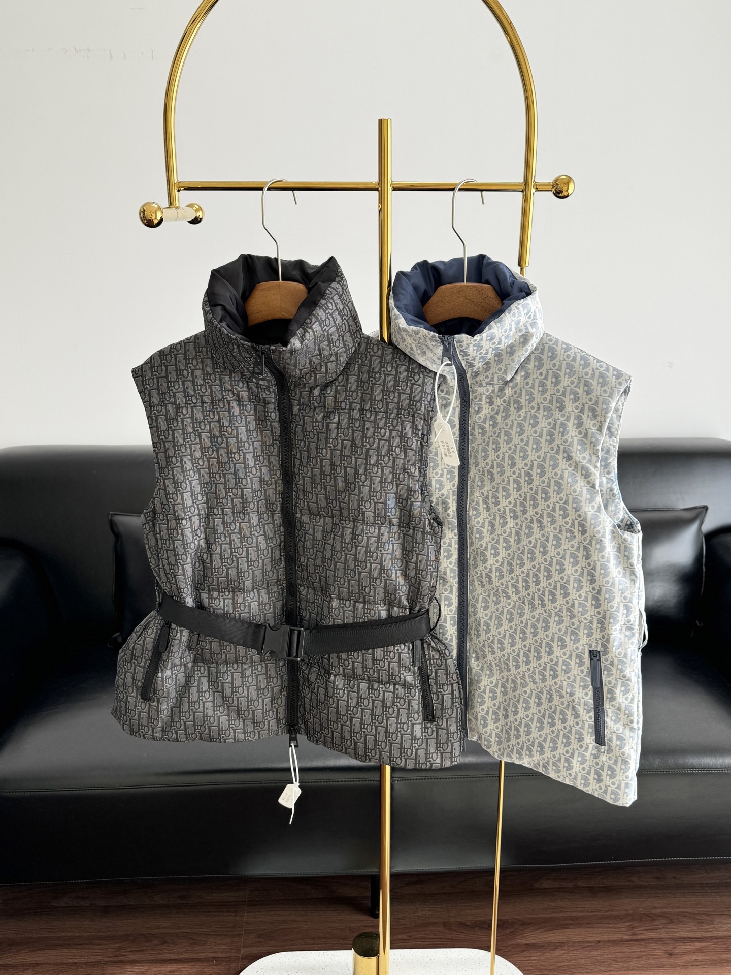 NO:683060,Comes with dust bag - Dior ski series presbyopic down vest jacket. Customized high-density technical taffeta jacquard fabric. Drawstring design. Classic hooded loose bread jacket. The version is handsome and stylish. 90 white duck down is warm and light. A must-have item for white and rich beauty!  Full marks for appearance rate and actual wear rate. Its adaptability from early autumn to late winter is ridiculously high!  Size sml gray light blue,,dior,jackets & coats,down jacket,hats,19860909配防尘袋——Dior 滑雪系列老花羽绒马甲外套 定制高密度科技塔夫绸提花面料 抽绳设计经典连帽宽松面包服版型帅气又拉风 90白鸭绒保暖轻盈 白富美必备单品！出镜率和实穿率满分 从早秋到深冬它的适配度高到离谱！ 码数sml 灰色 浅蓝色,,dior,jackets & coats,down jacket,hats,,Women's clothing