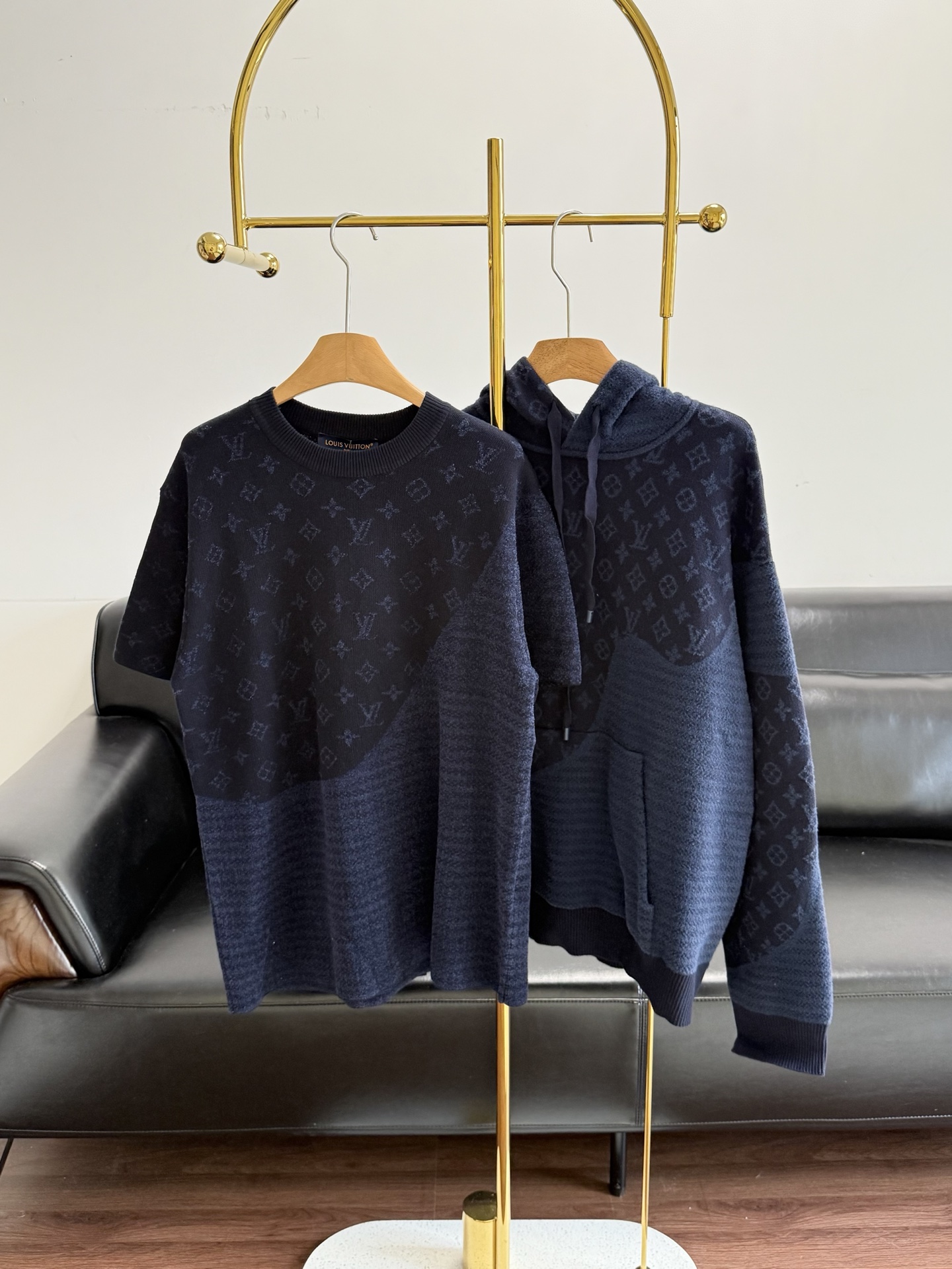 NO:684646,T-shirt sweatshirt LV's new autumn and winter Monogram jacquard brushed hooded sweatshirt, classic presbyopic pattern, dark blue tone is super textured! High-quality cotton material, soft and warm, super comfortable to wear in autumn and winter. Loose fit + hood + drawstring design, casual and sports style, can be easily used for daily outings or casual occasions. Paired with jeans or sports pants, you can easily get a high-end lazy style! Size s-xl, Louis  vuitton,hoodie,sweatshirts,jeans,tees,t-shirt,hats,19860909T恤卫衣 LV秋冬新款Monogram提花磨毛连帽卫衣, 经典老花图案,深蓝色调超有质感!高品质棉料,柔软又保暖,秋冬穿超舒服.宽松版型+连帽+抽绳设计,休闲运动风,日常出街或轻松场合都能轻松驾驭.搭配牛仔裤或运动裤,轻松get高级慵懒风! 码数s-xl,,louis vuitton,hoodie,sweatshirts,jeans,tees，t-shirt,hats,,Women's clothing