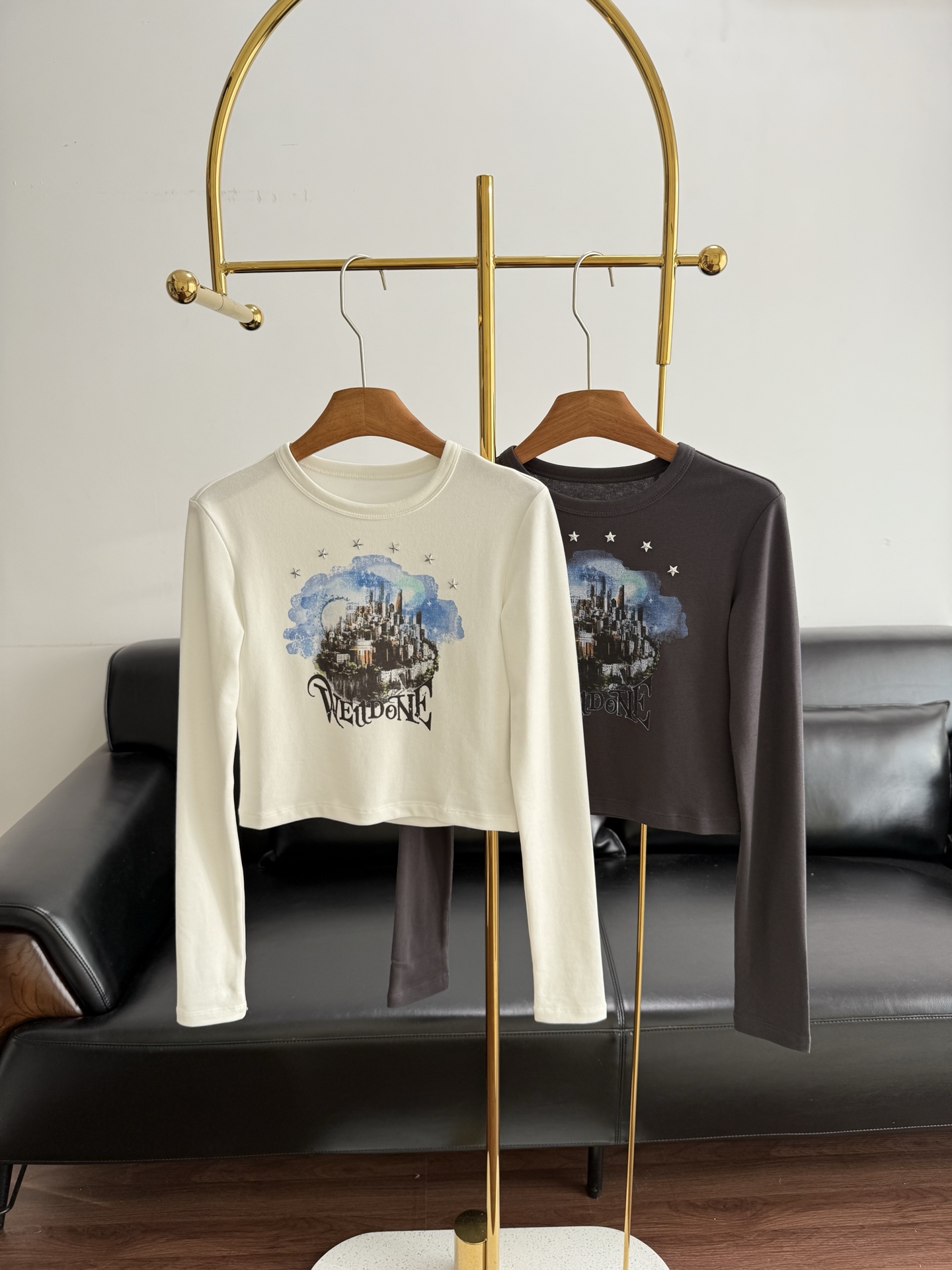 NO:684636,——WE11DONE 25 new autumn and winter printed long-sleeved t-shirt, super slim fit on the upper body, pure cotton fabric!  Sweet and cool girls are directly locked in; there are also long sleeves printed with floating castles, the dark gray background has a very atmospheric pattern, and the short version exposes the waist and shows off the proportion~ Size sml white gray,,19860909——WE11DONE 25秋冬新款印花长袖t 上身超级显瘦的版型 纯棉面料！甜酷女孩直接锁死；还有印着悬浮城堡的长袖,深灰色底衬得图案超有氛围感,短款版型露腰超显比例～ 码数sml 白色 灰色,,,Women's clothing