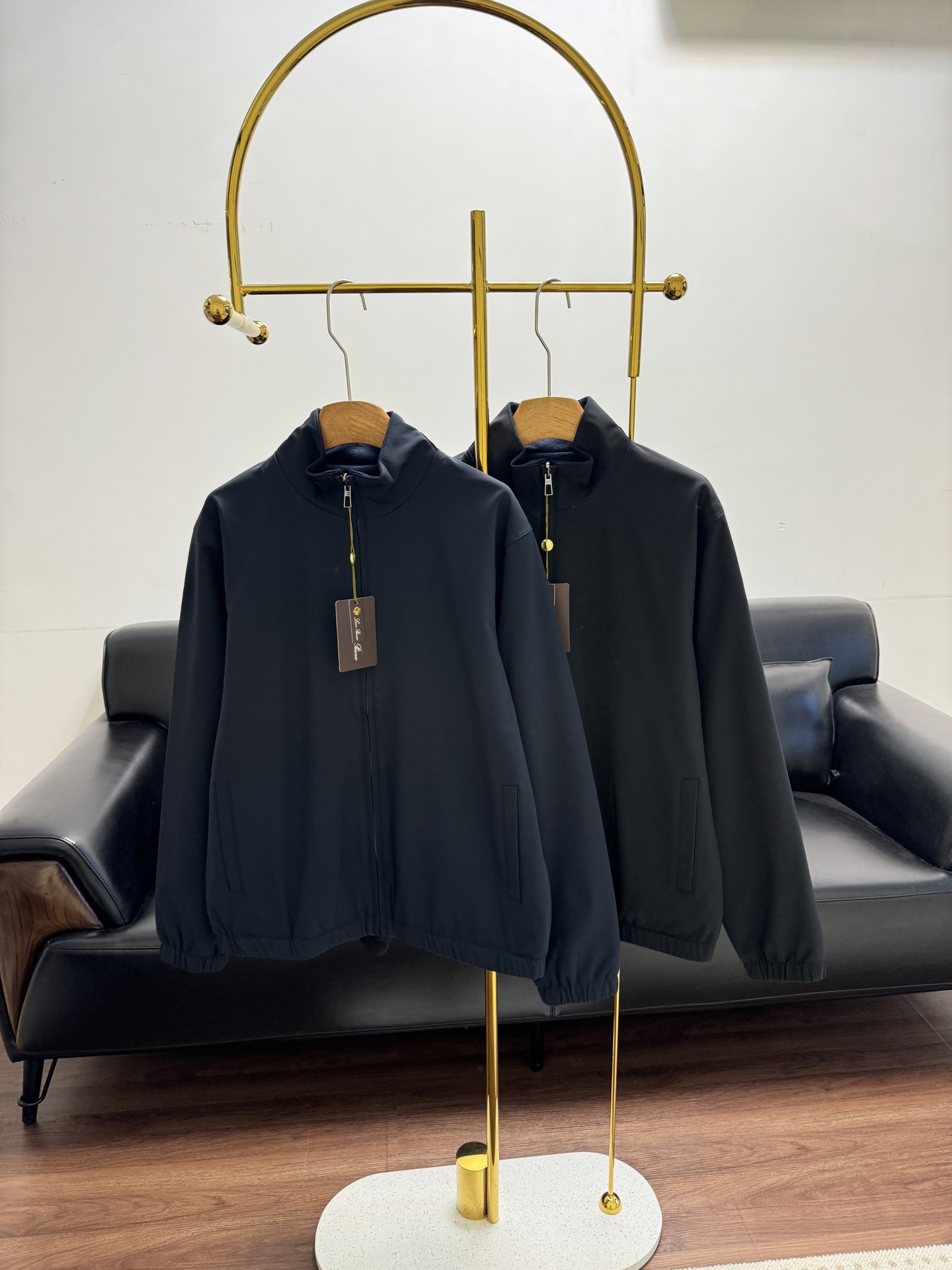 NO:684624,——Loro piana men's reversible jacket, reversible, with one wool side and technical fabric. The technical fabric has a waterproof coating. So it is rainproof and wrinkle-proof, very soft, simple style, no worries for daily matching. Low-key luxury, men's ceiling, the version is more slim and modern based on the classic, neat and not bloated. Size s-xl blue black, loro piana, jackets & coats,19860909——Loro piana 男士双面穿夹克 双面可穿 一面羊毛一面科技面料.科技面料上有做防水涂层.所以防雨防皱,很柔软的, 简约风格日常搭配没烦恼 低调的奢华,男装天花板,版型在经典的基础上做了更修身的现代化处理,利落不臃肿 码数s-xl 蓝色 黑色,,loro piana,jackets & coats,,Women's clothing